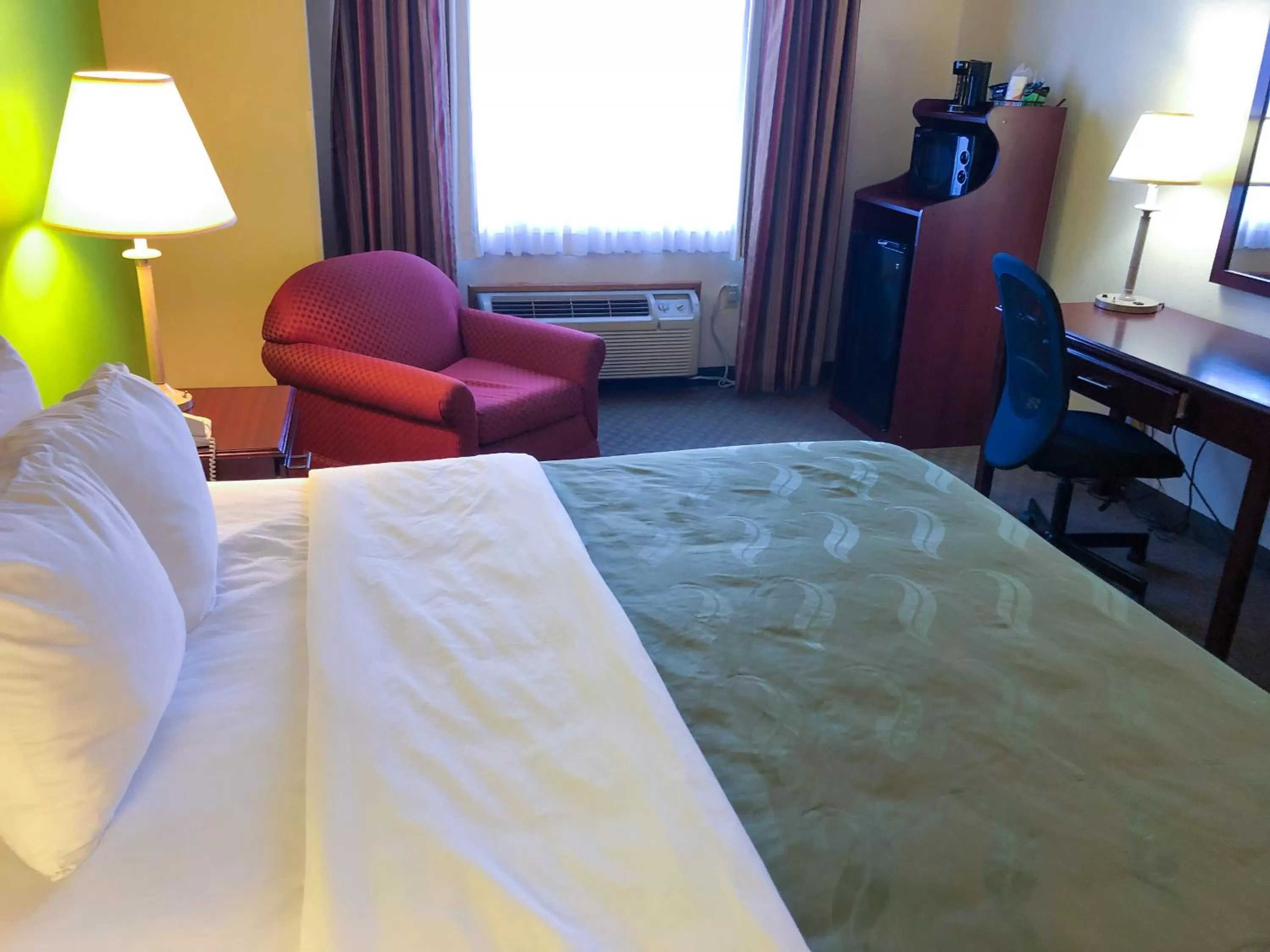 Bed in Quality Inn & Suites of Alma - Northeast from Fort Smith