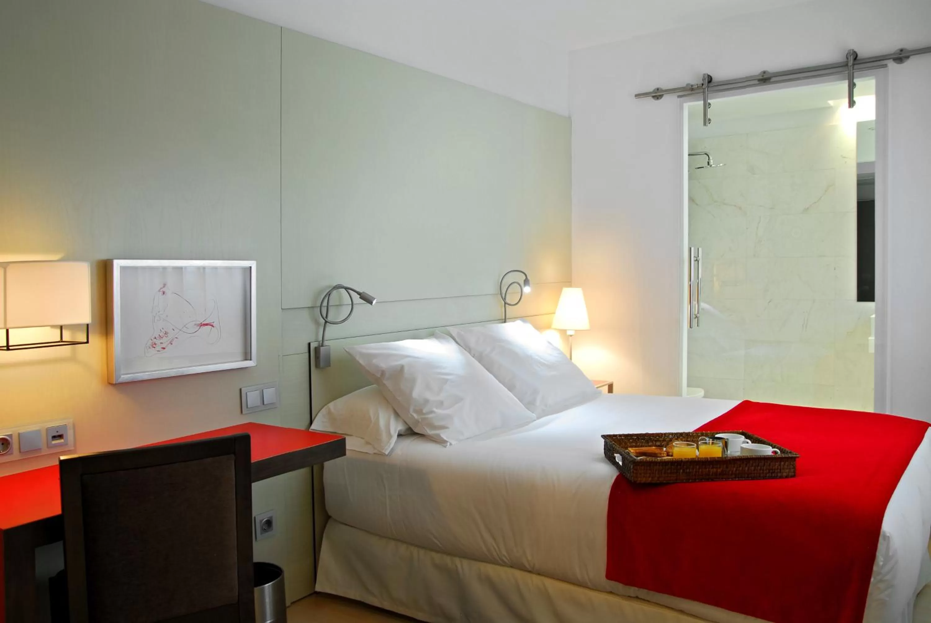 Photo of the whole room, Bed in Grupotel Gran Via 678
