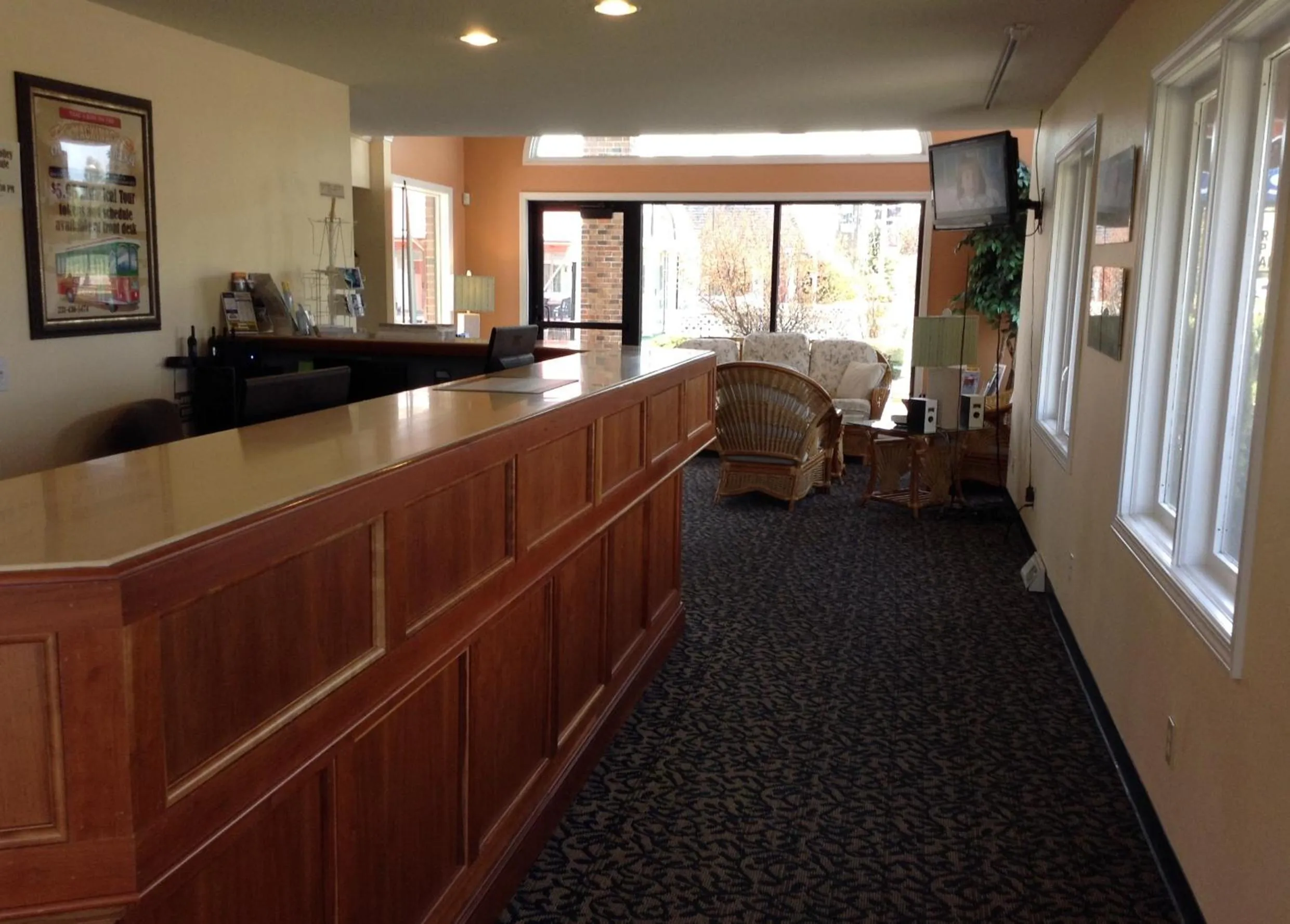 Lobby or reception in Days Inn by Wyndham Mackinaw City - Lakeview
