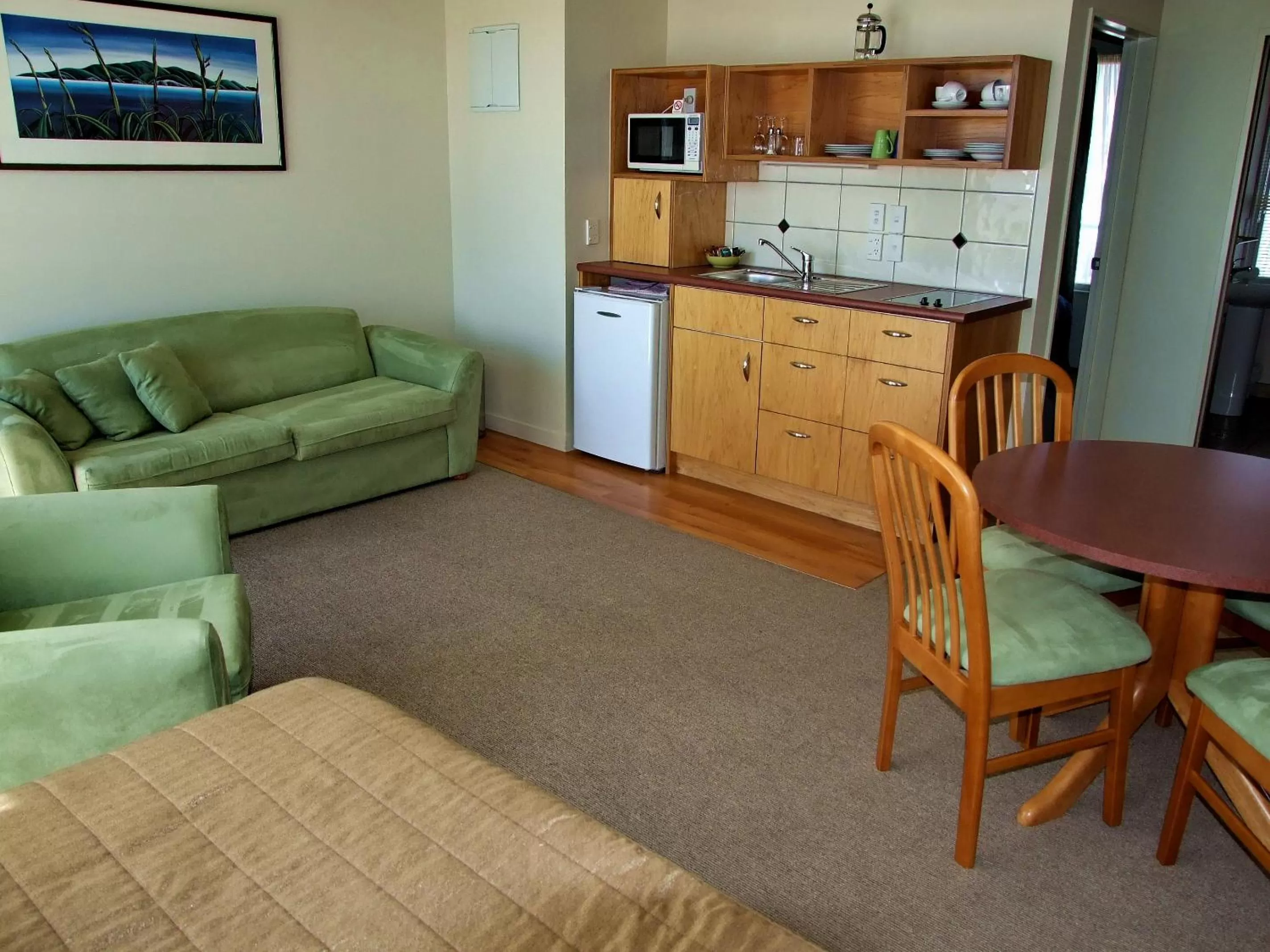 Kitchen or kitchenette in Parkside Motel