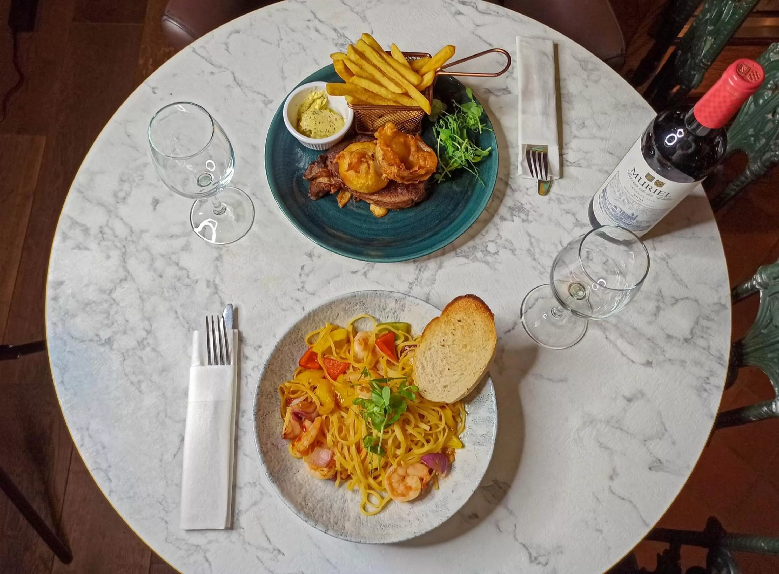 Food and drinks in Eyre Square Hotel