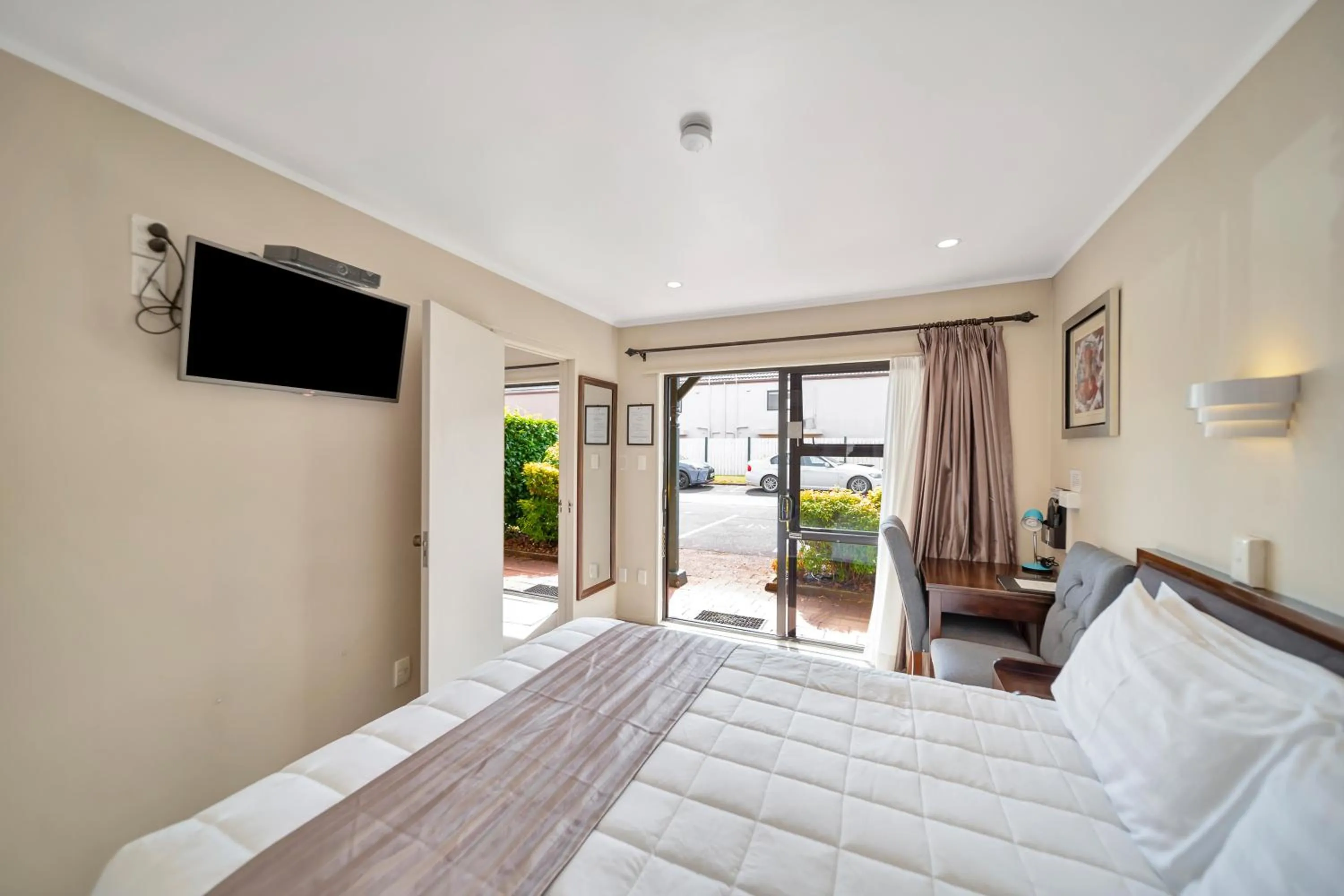 Bed in Tudor Court Motor Lodge