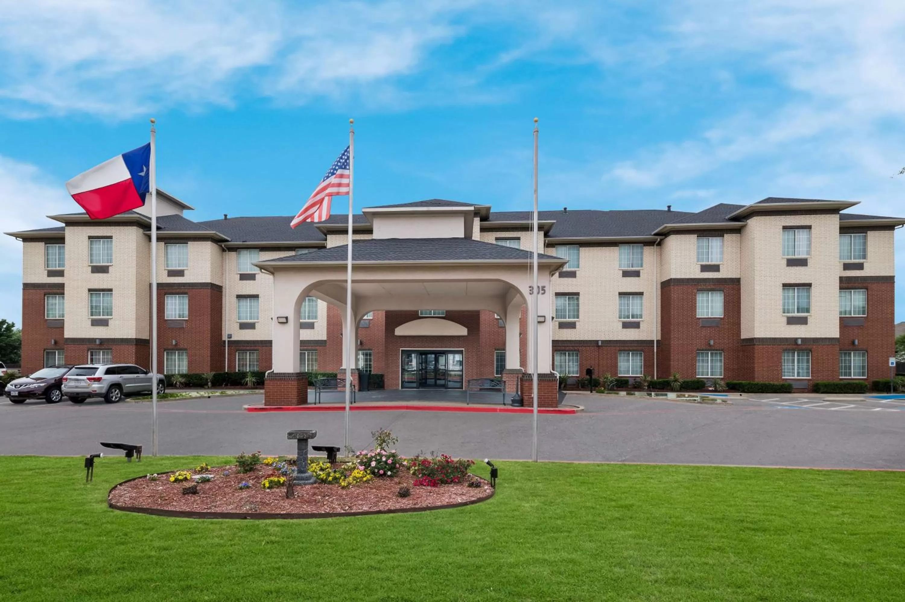 Property building in Best Western Plus Lake Dallas Inn & Suites