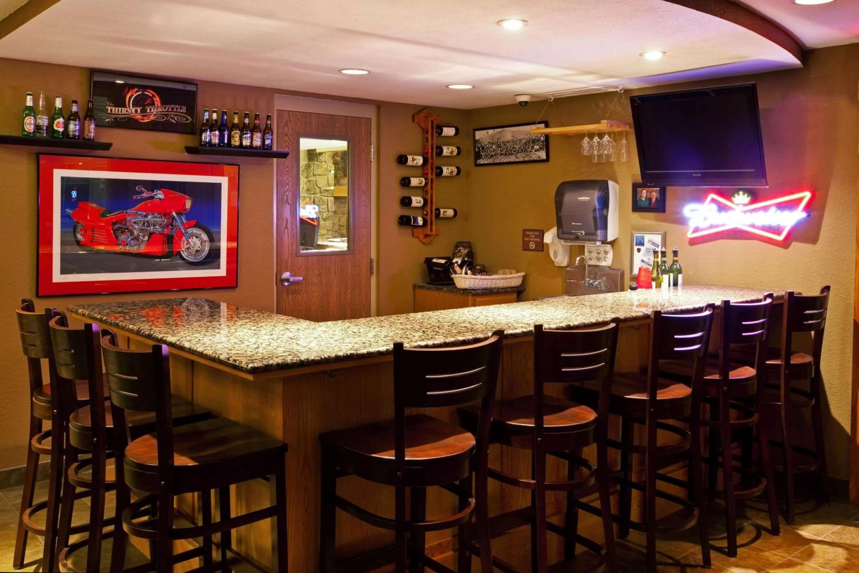 Lounge or bar in AmericInn by Wyndham Anamosa