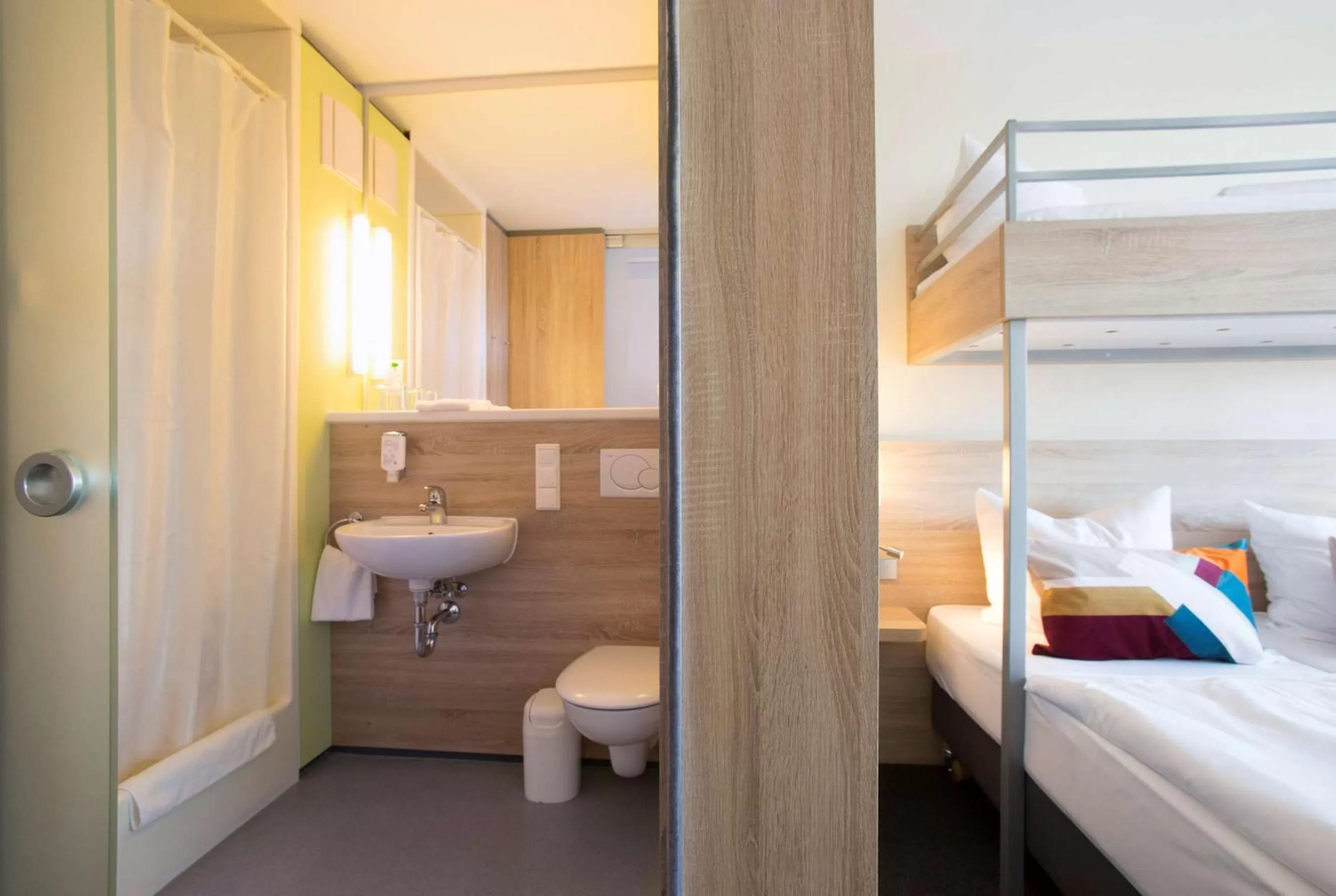 Bathroom, Bed in Atlantic Hotel am Floetenkiel