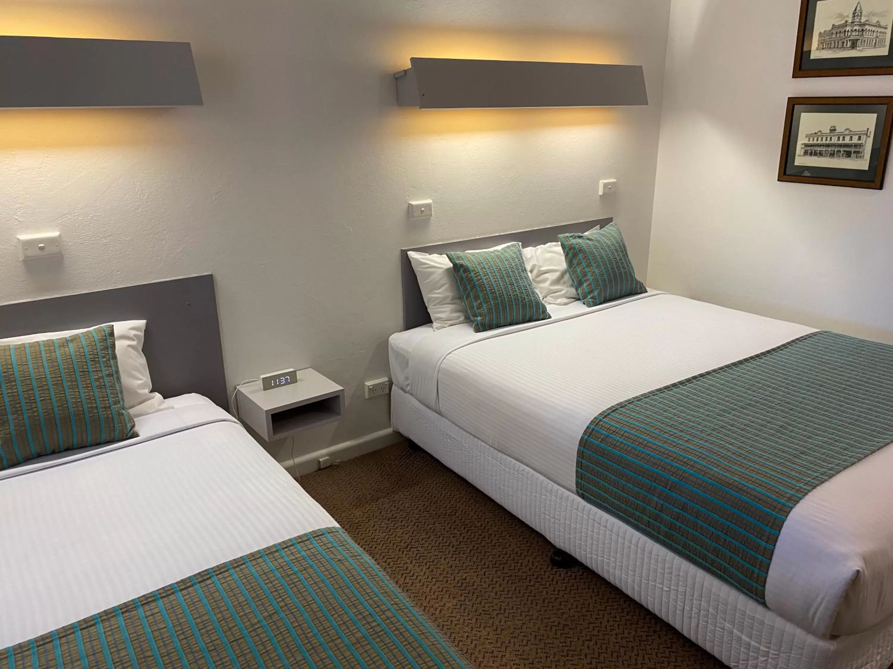 Property building, Bed in Ben Hall Motor Inn