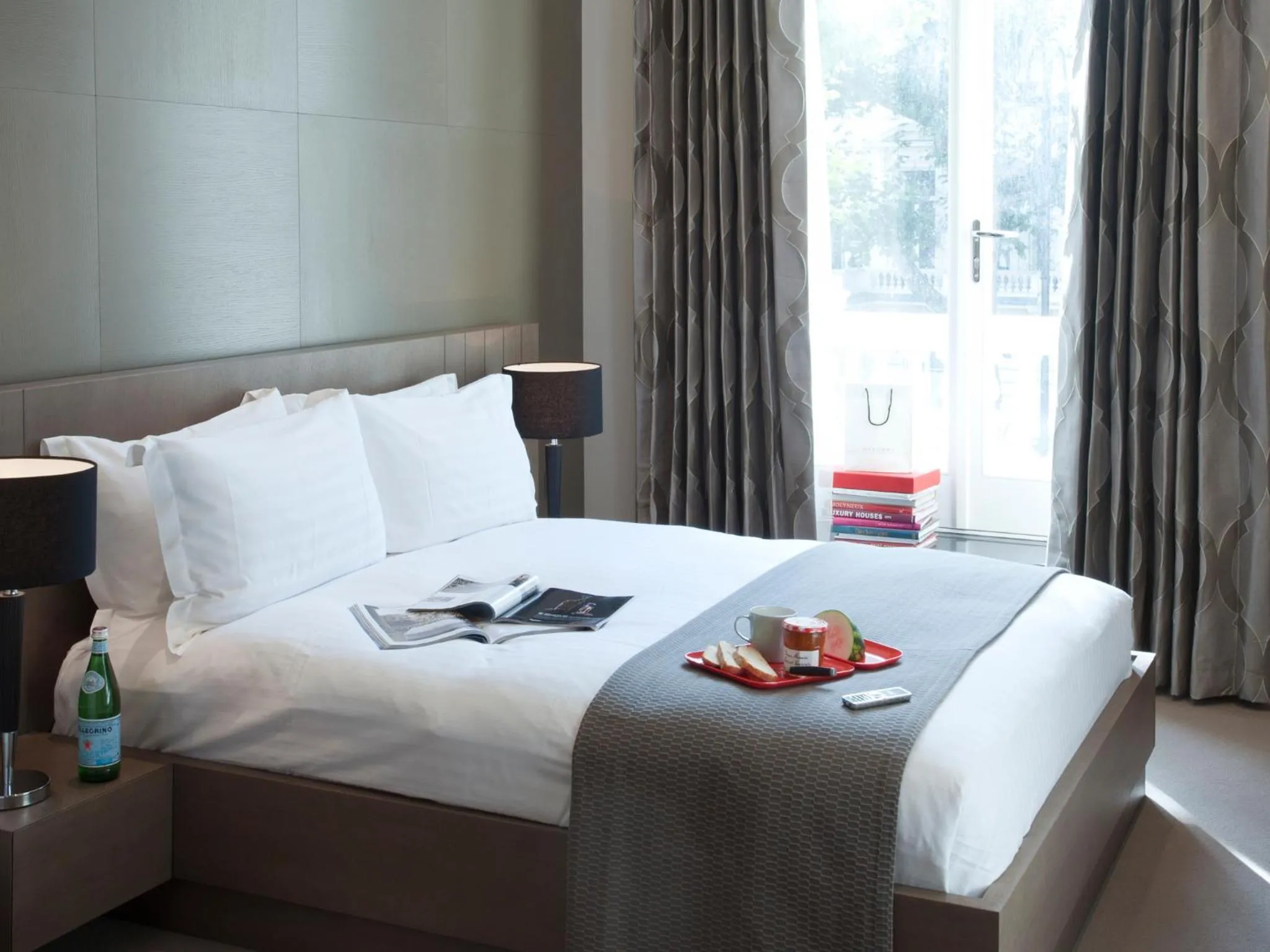 Bedroom, Bed in 130 Queen's Gate Apartments