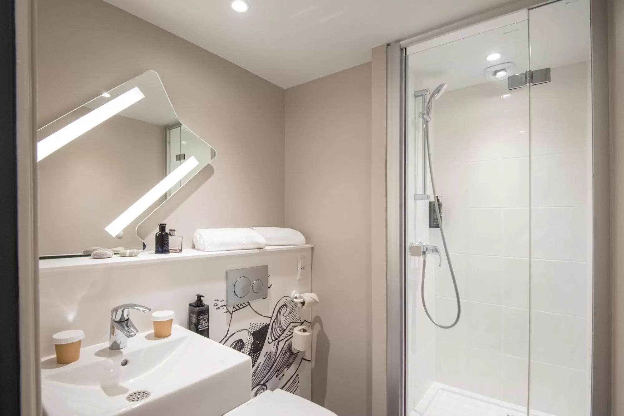 Shower in ibis budget Nice Californie Lenval