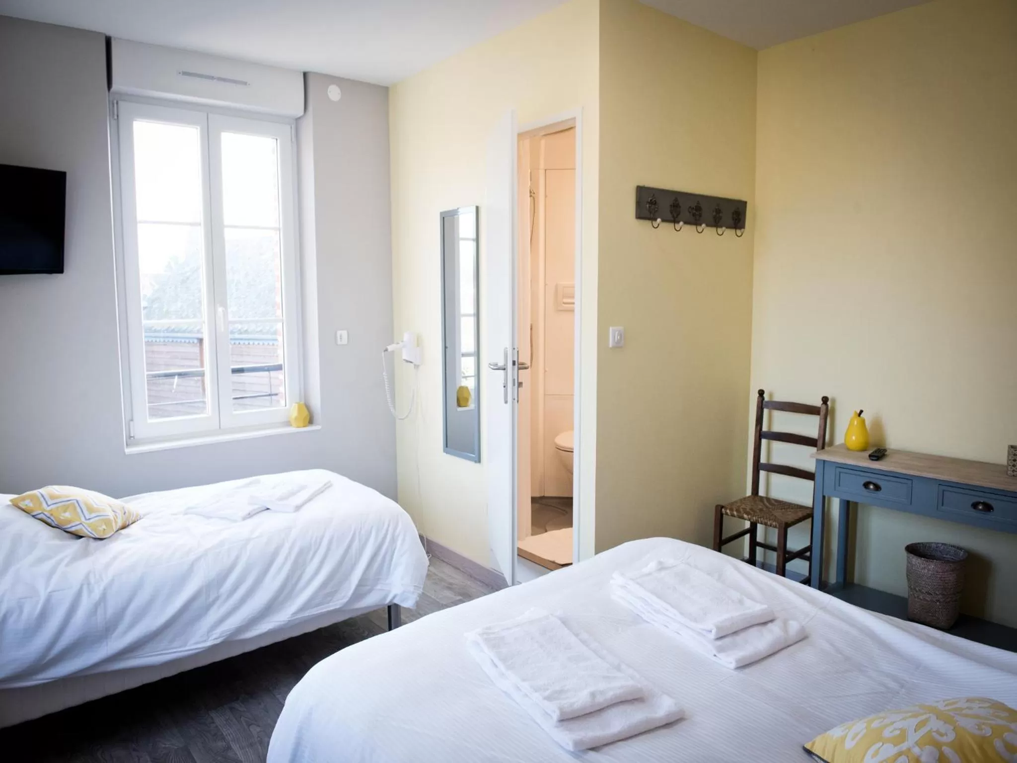 Photo of the whole room, Bed in Logis Hotel Restaurant Le Relais Fleuri