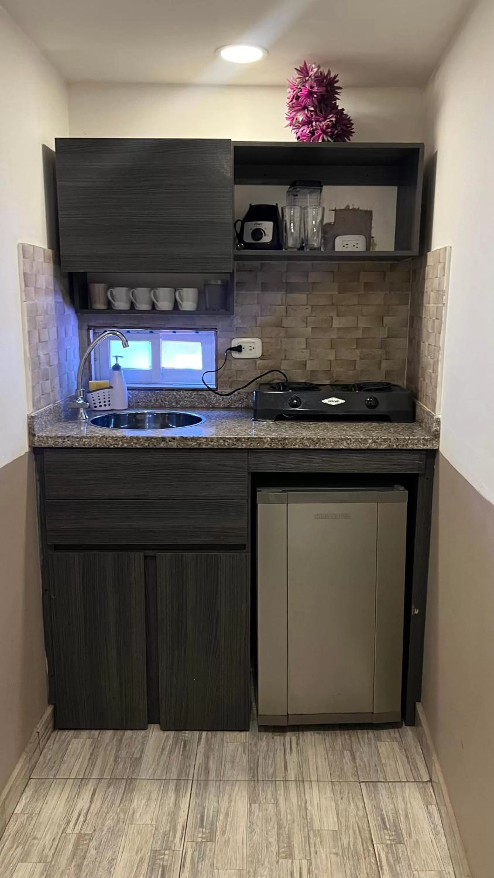 Kitchen or kitchenette in Bahia 79 Apartasuites Cerca al Centro