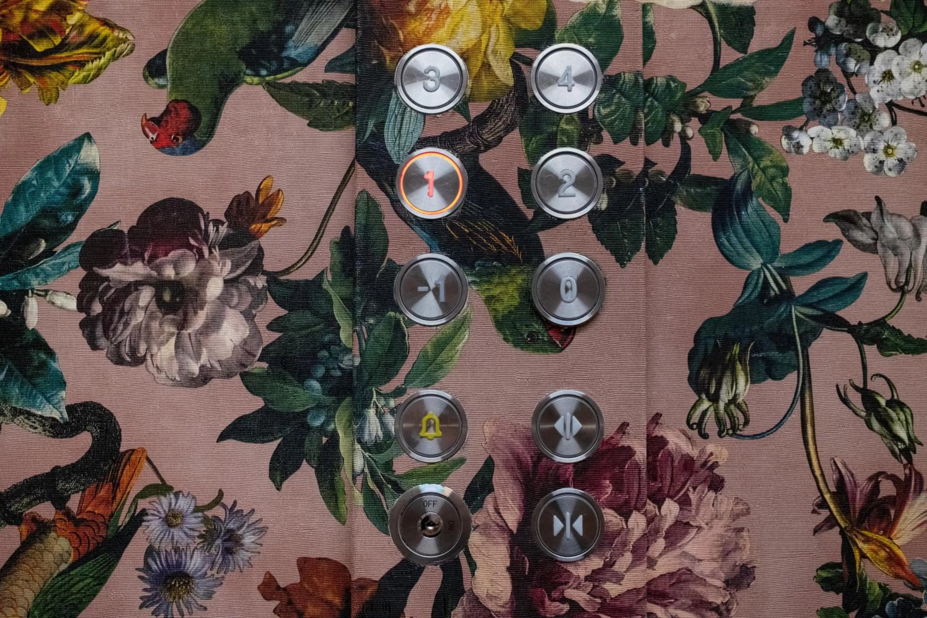 elevator in chic&basic Gravity