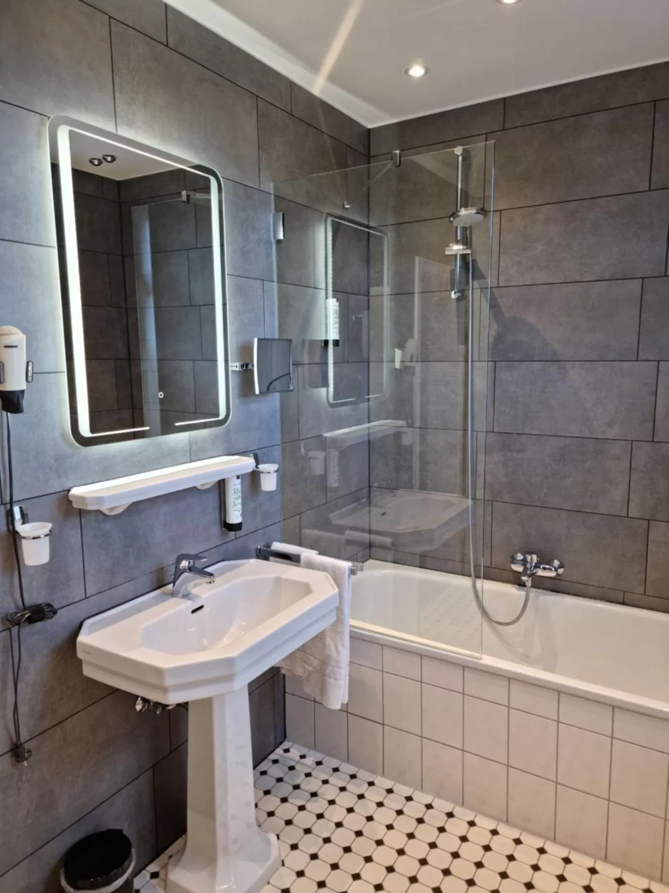 Toilet in Hotel Nassauer Hof