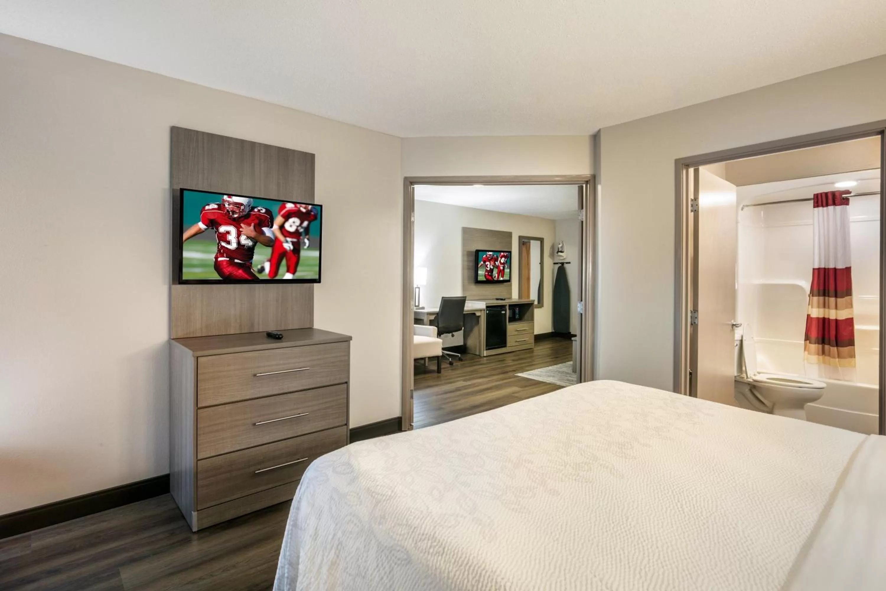 Bedroom, Bed in Red Roof Inn PLUS+ Boston - Logan