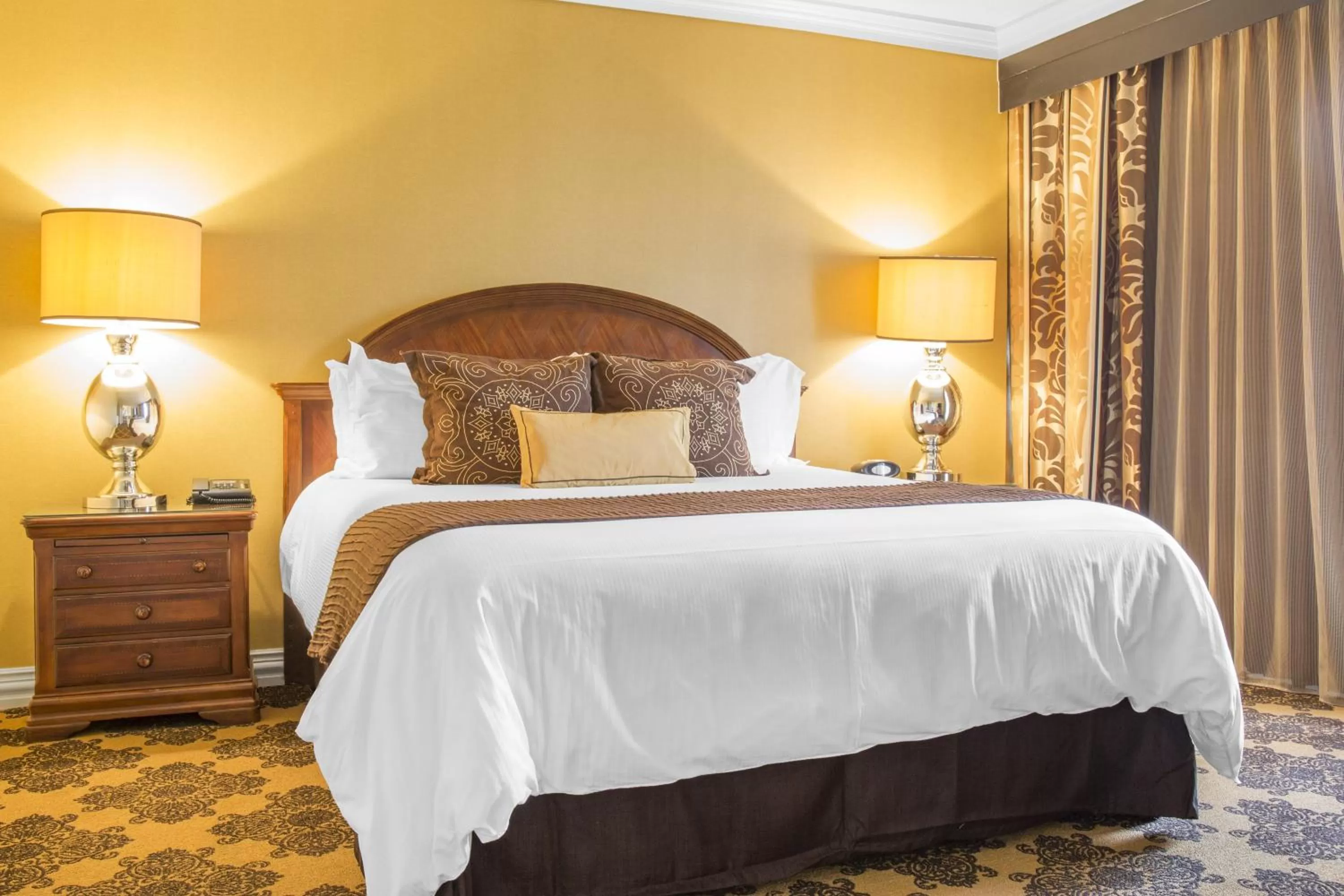 Bed in Omni Houston Hotel