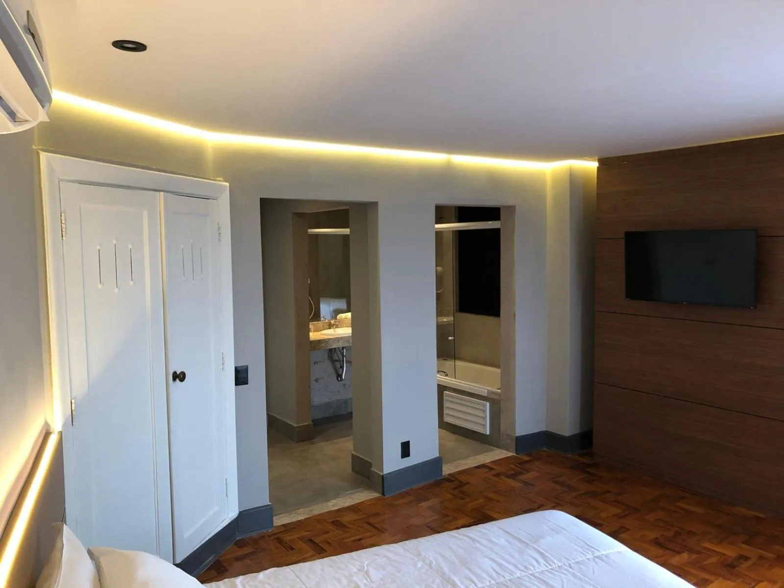 Bed in San Raphael Hotel