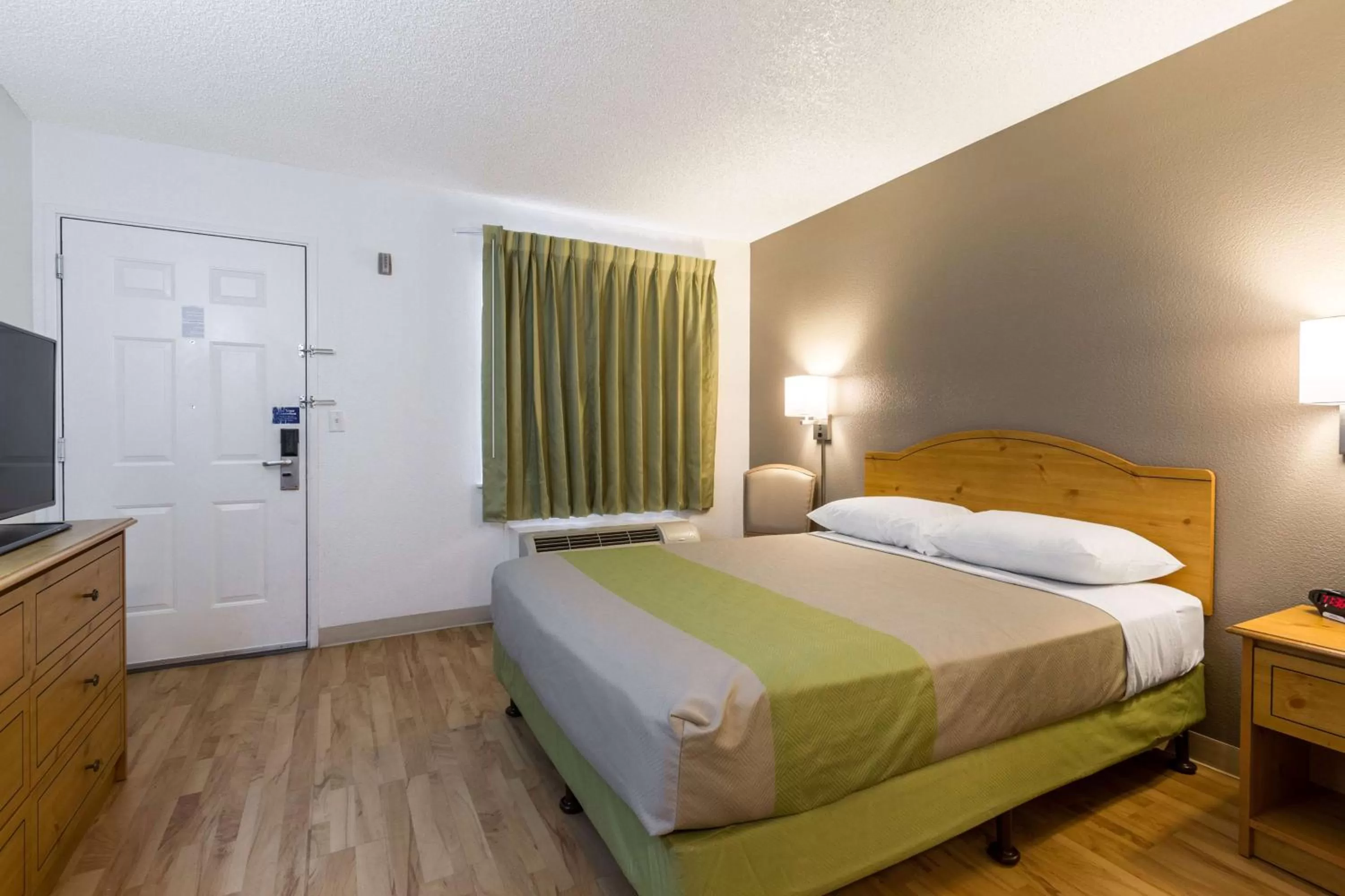 Photo of the whole room, Bed in Studio 6-Tempe, AZ