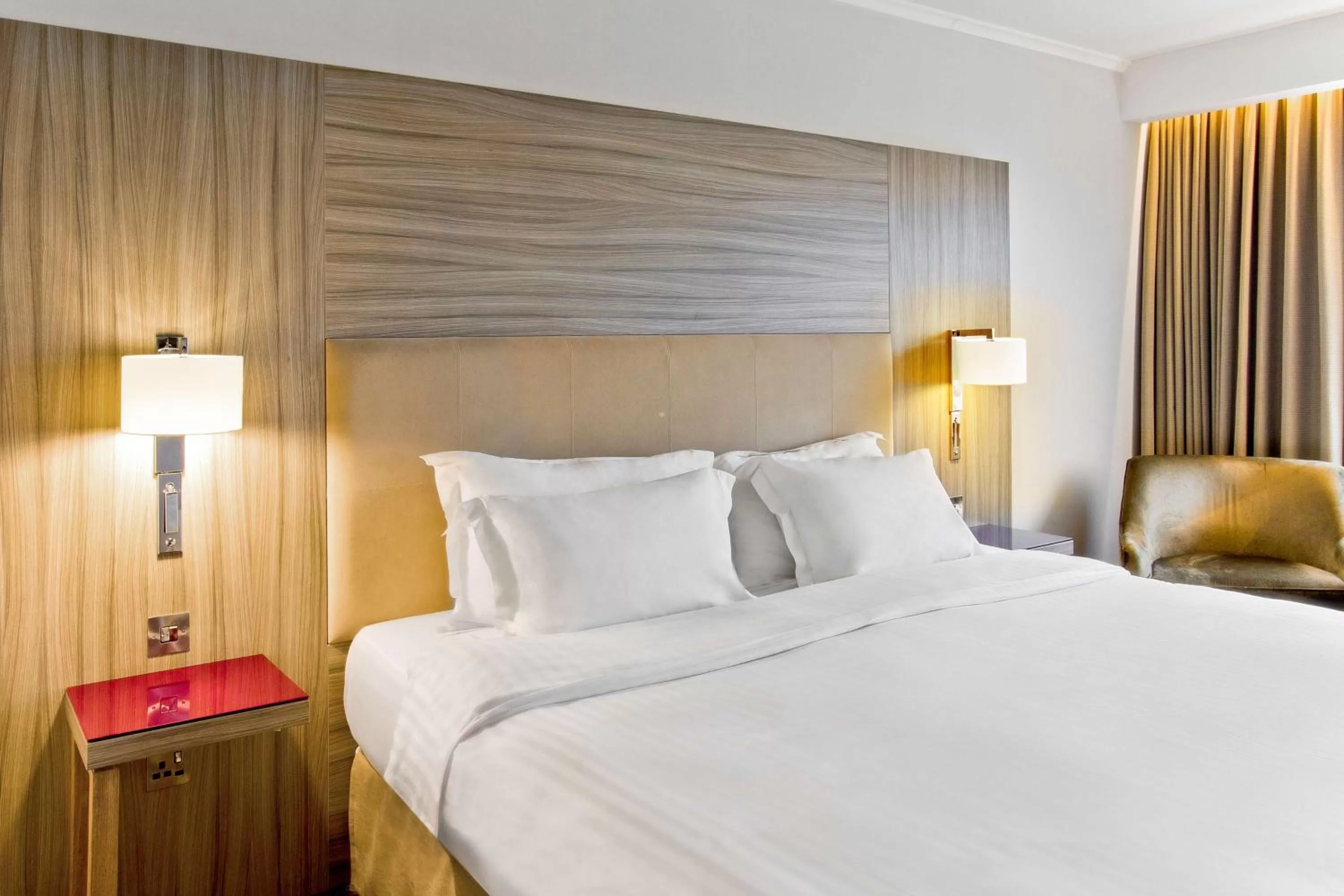 Bed in Radisson Blu Manchester Airport