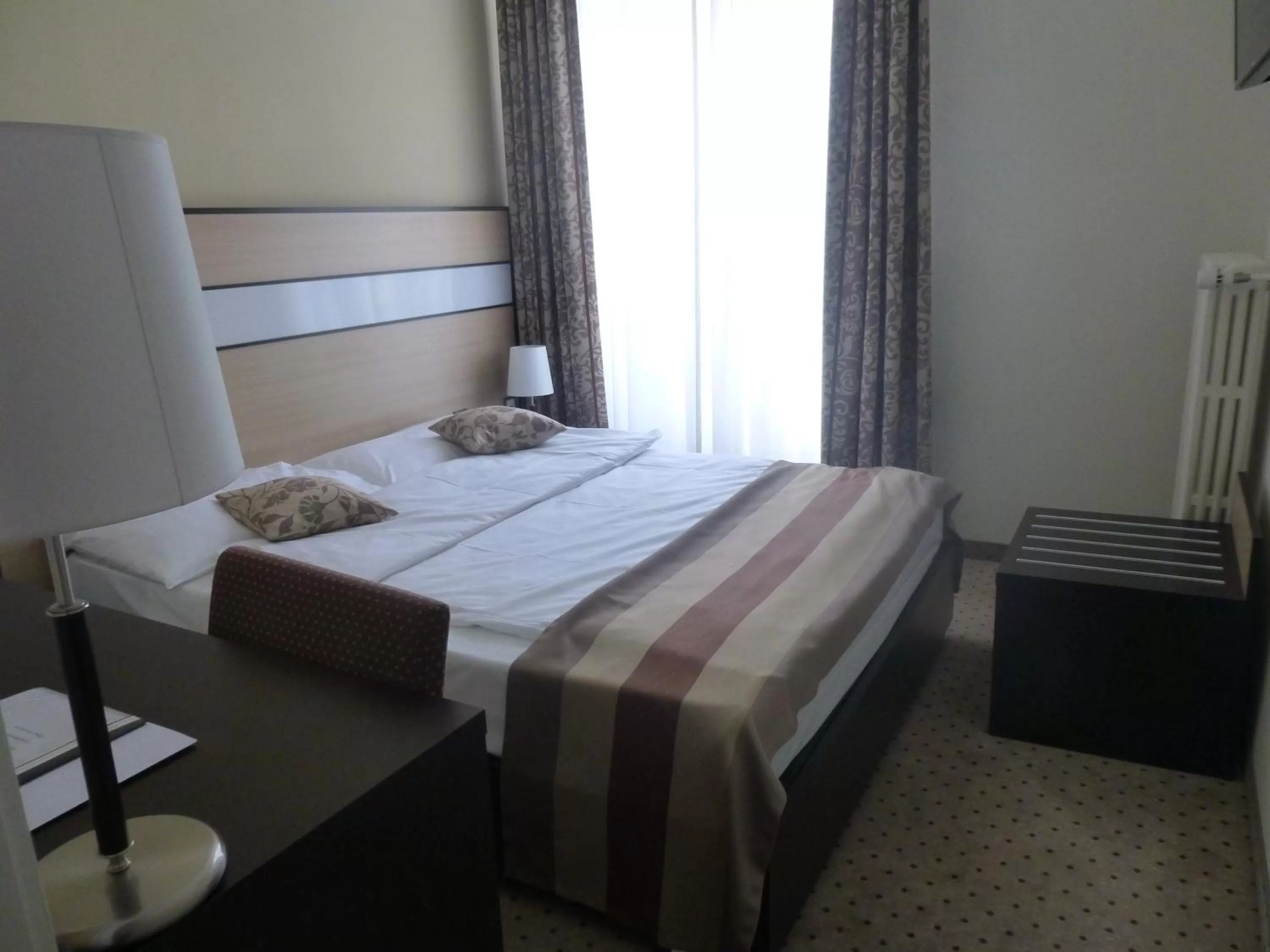 Bed in Hôtel des Alpes