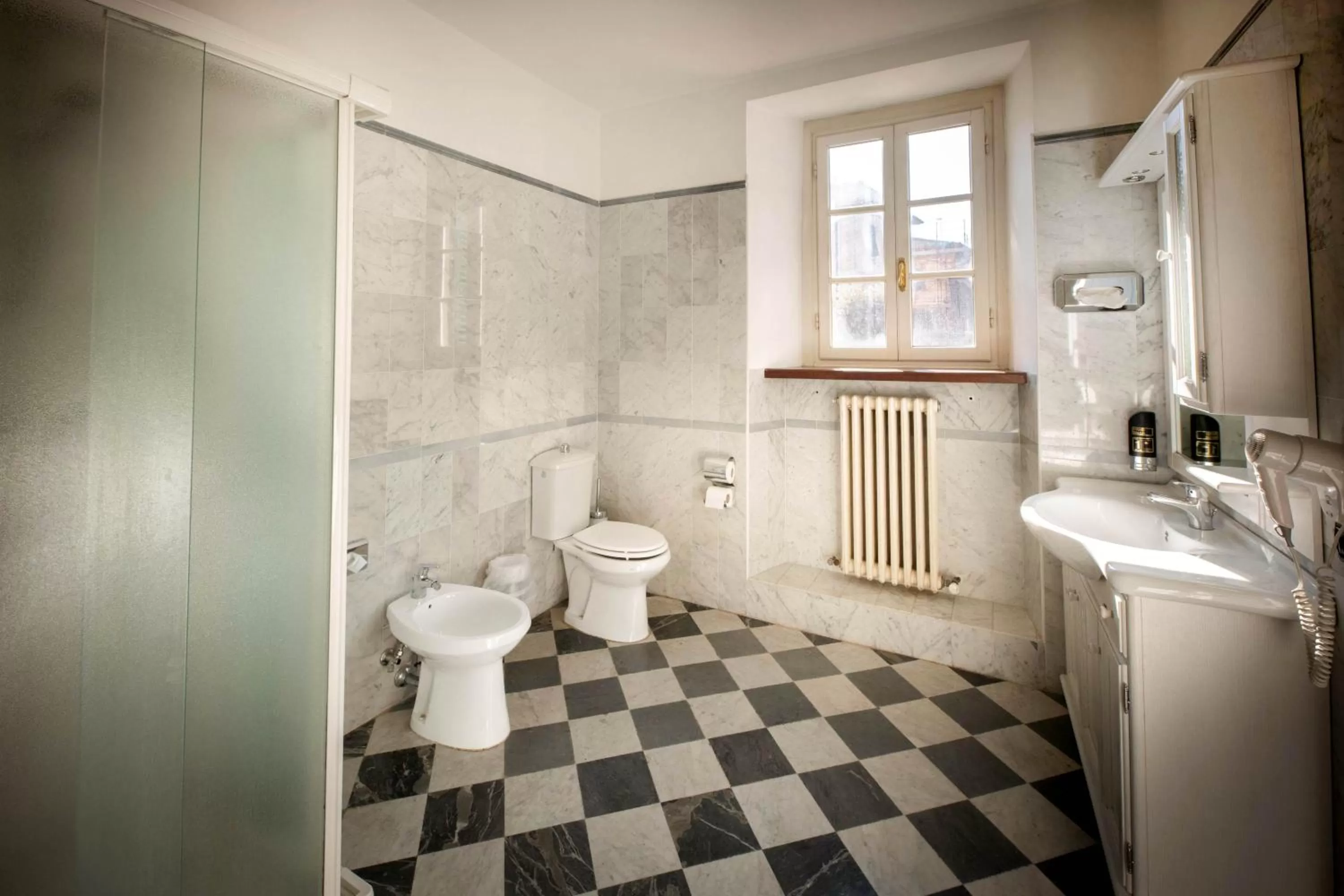 Shower in Park Hotel Regina - with air-condition and outdoor heated pool