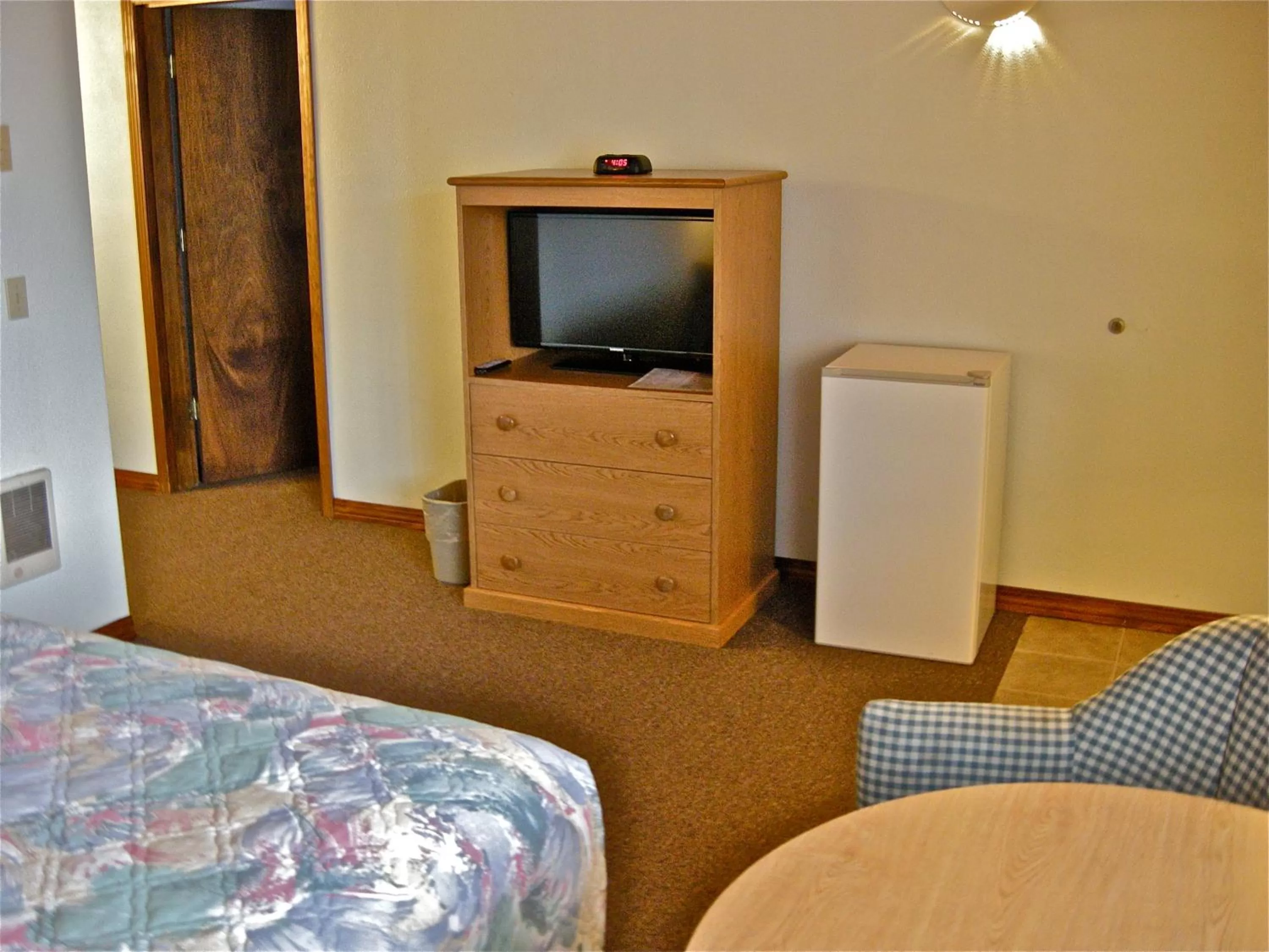 Photo of the whole room, Bed in Azalea Lodge