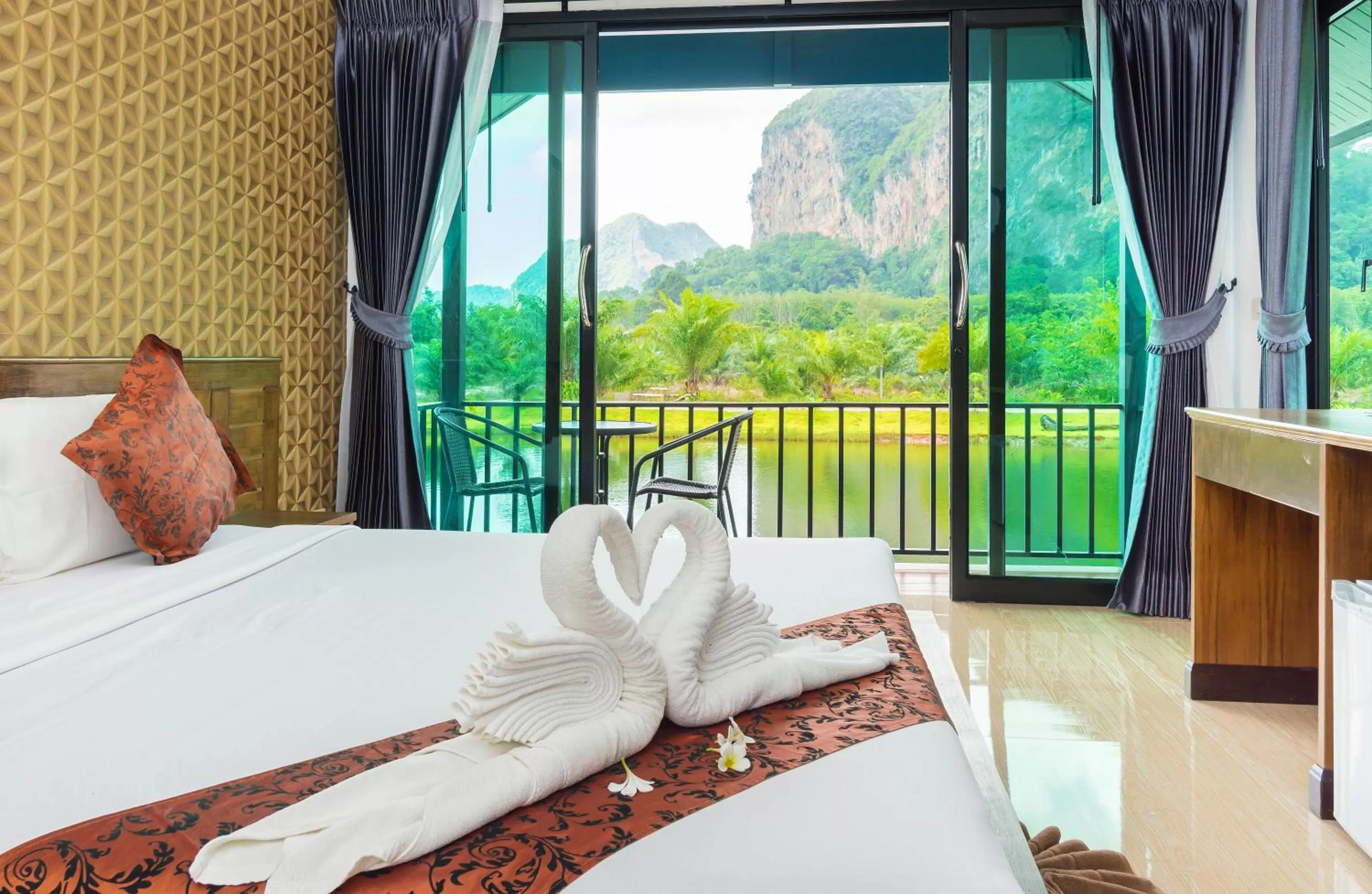 Bed in Baannai Lake View Resort