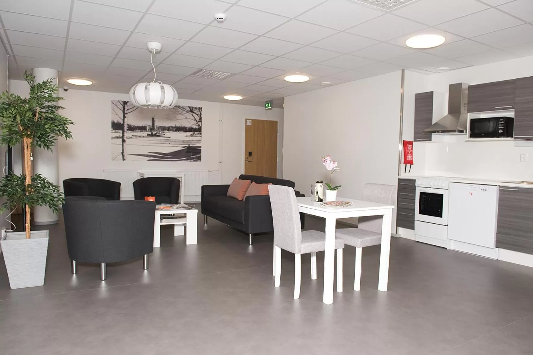 Communal kitchen in Forenom Aparthotel Raahe