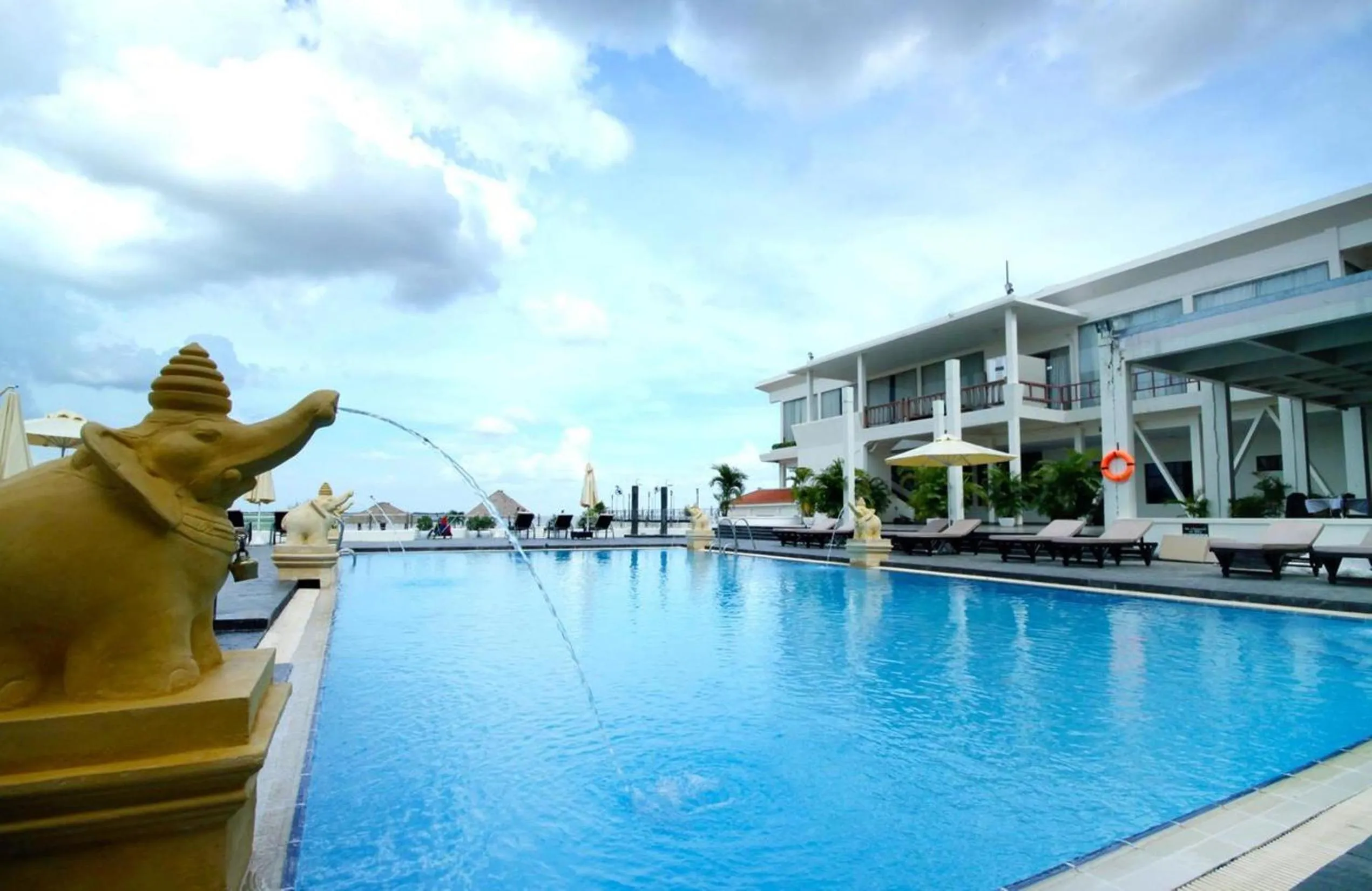Facade/entrance in Hotel Cambodiana