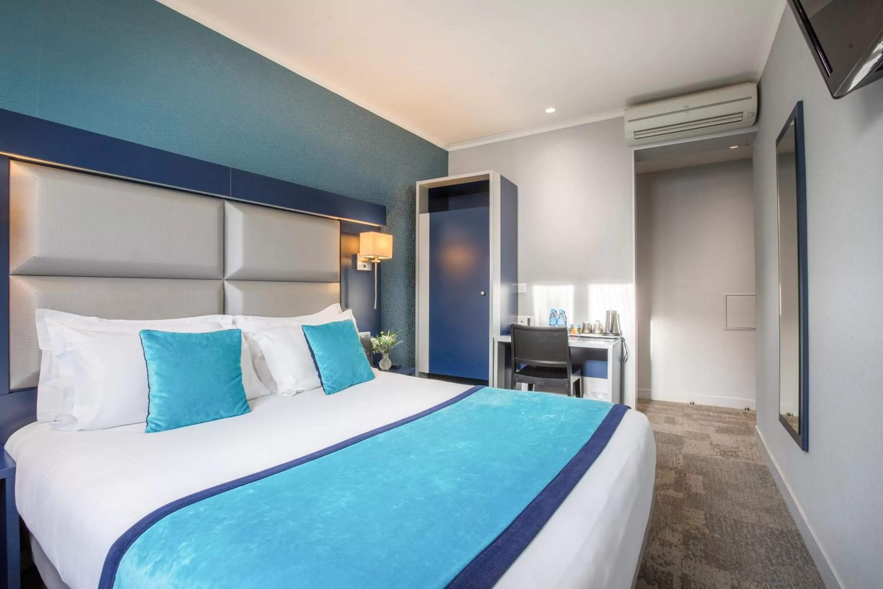 Photo of the whole room, Bed in Prince Albert Montmartre