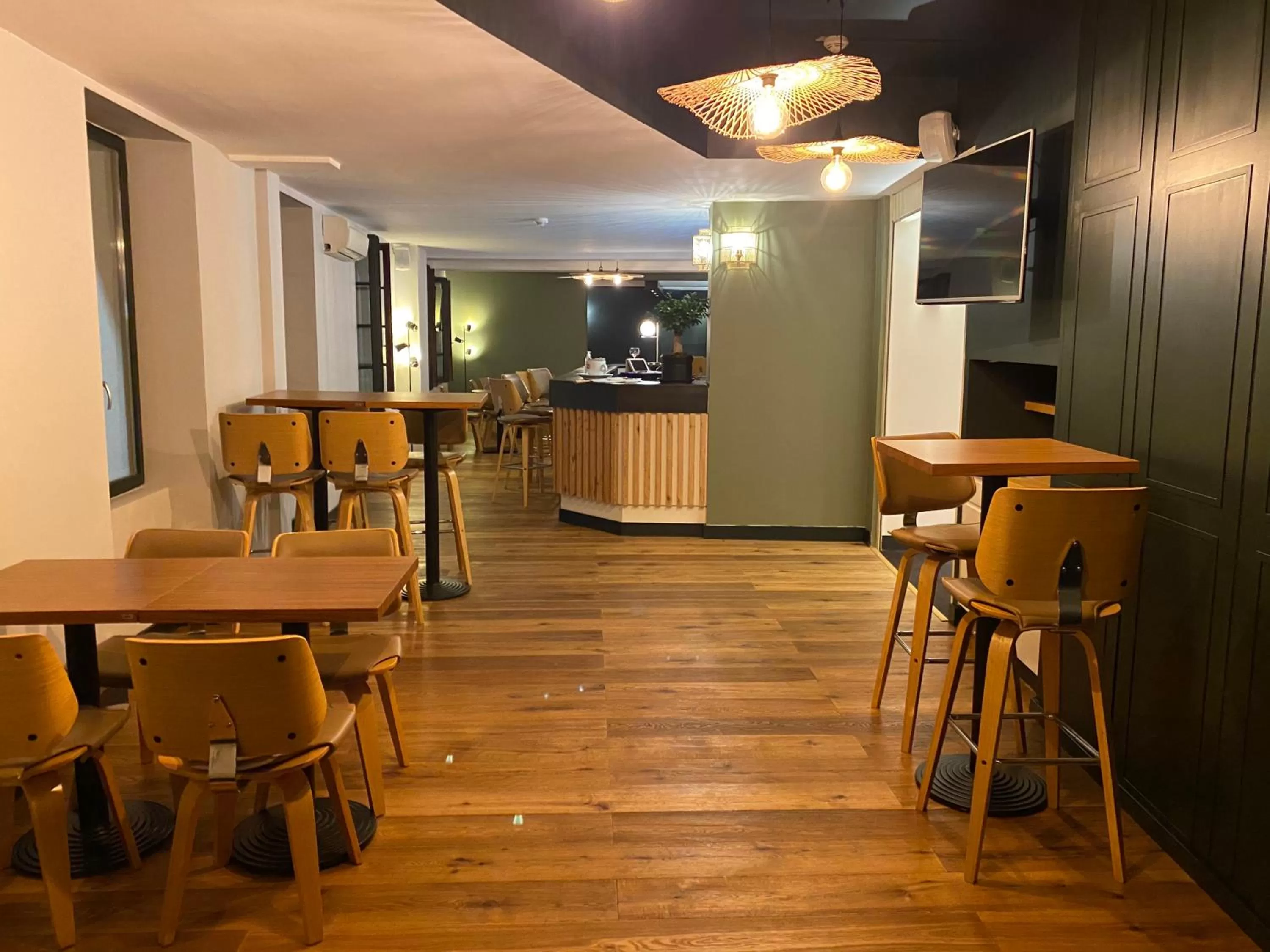 Lounge or bar in Le Miredames Hôtel-Bar