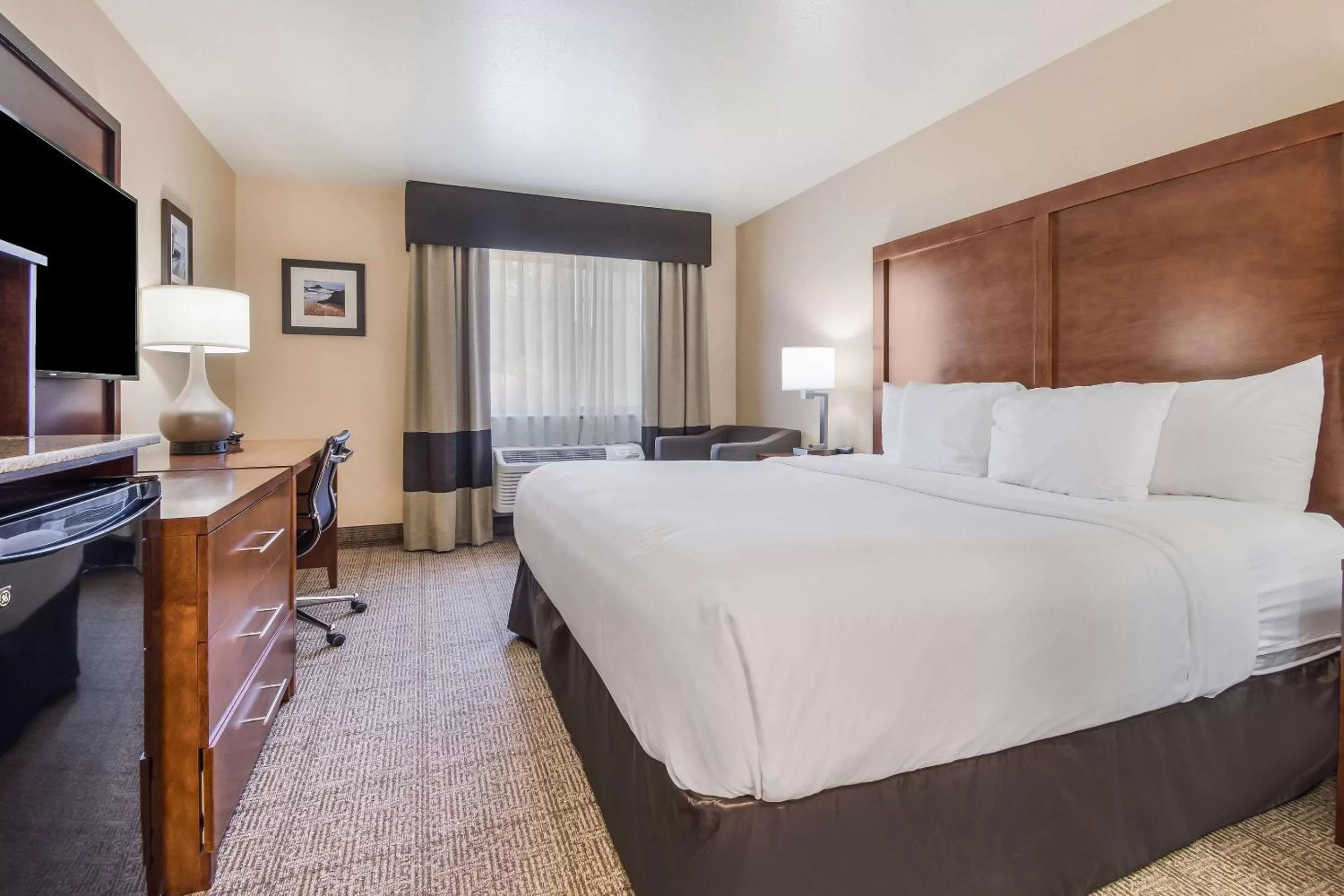 Photo of the whole room, Bed in Comfort Inn Newport