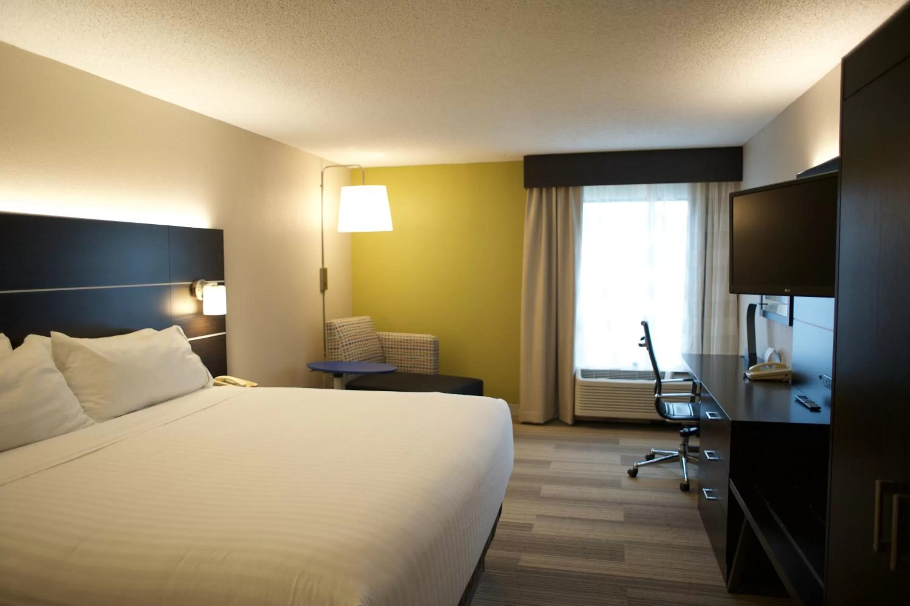 Photo of the whole room, Bed in Holiday Inn Express Atlanta W (I-20) Douglasville by IHG
