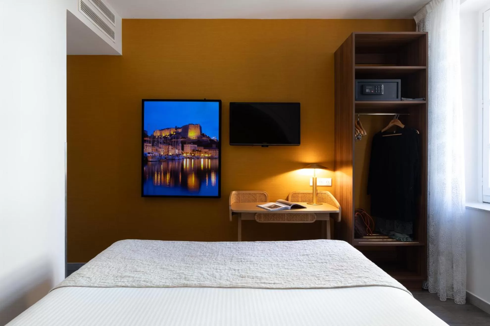 Bed in Best Western Hotel du Roy d'Aragon