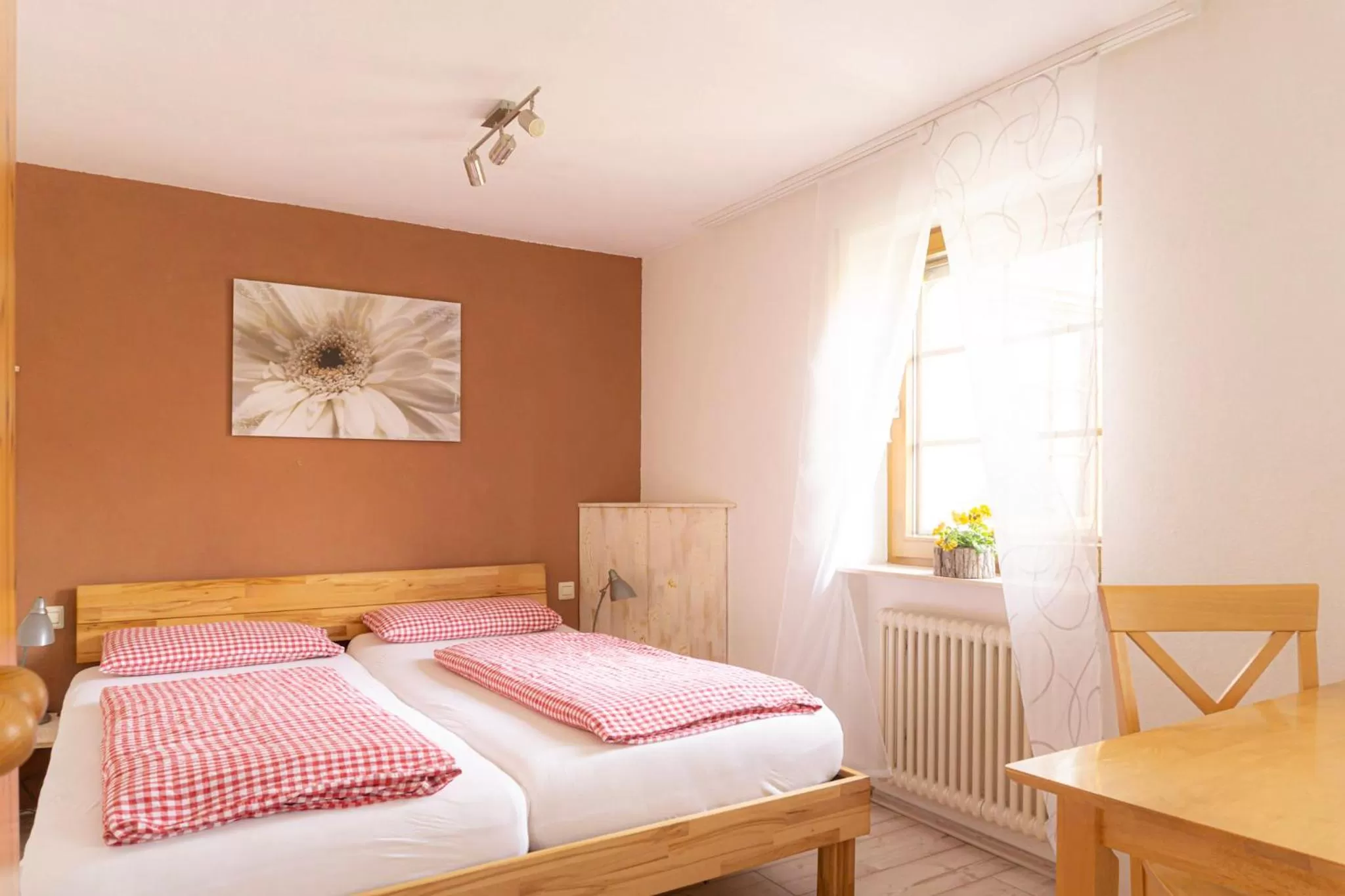 Bed in Naturhotel Holzwurm