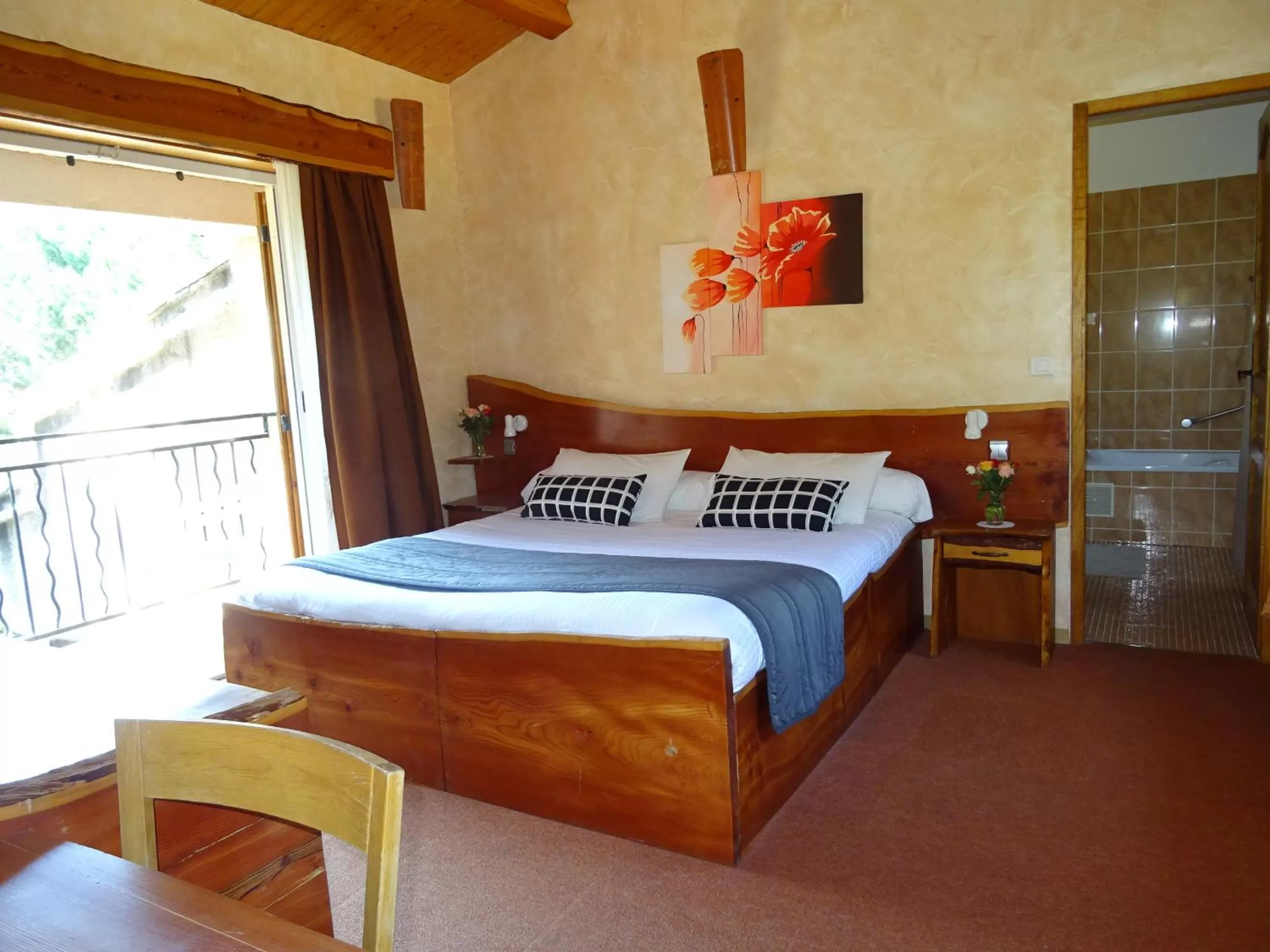 Bedroom, Bed in Les Chambres d'Hotes au Bois Fleuri