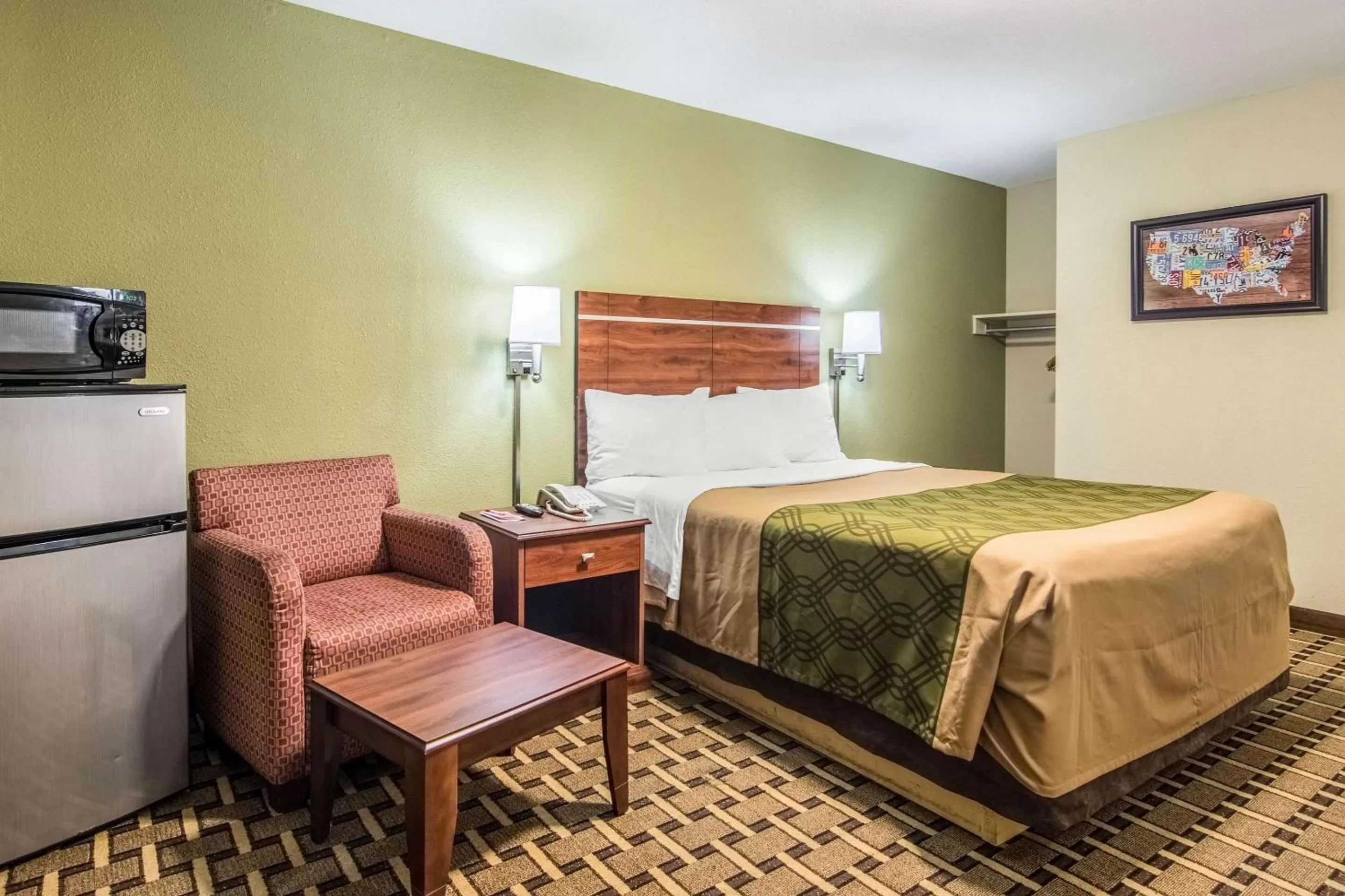 Photo of the whole room, Bed in Econo Lodge Jasper