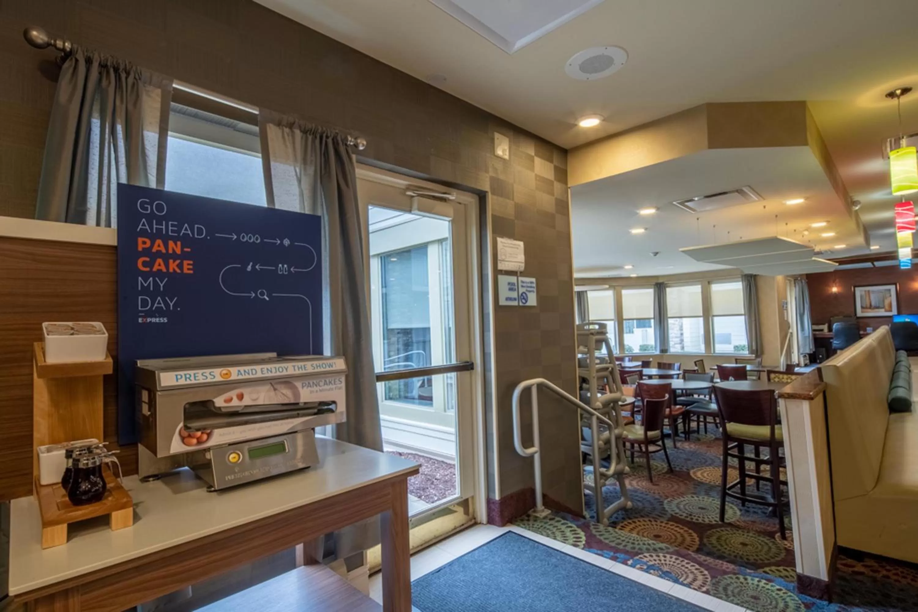 Breakfast in Holiday Inn Express Hotel & Suites Pittsburgh Airport by IHG