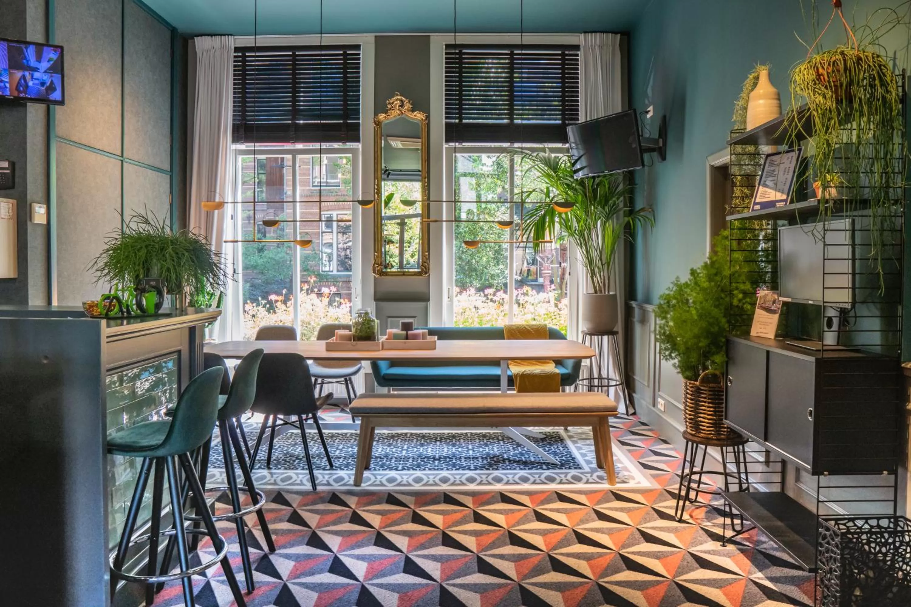 Property building in Hotel Alexander