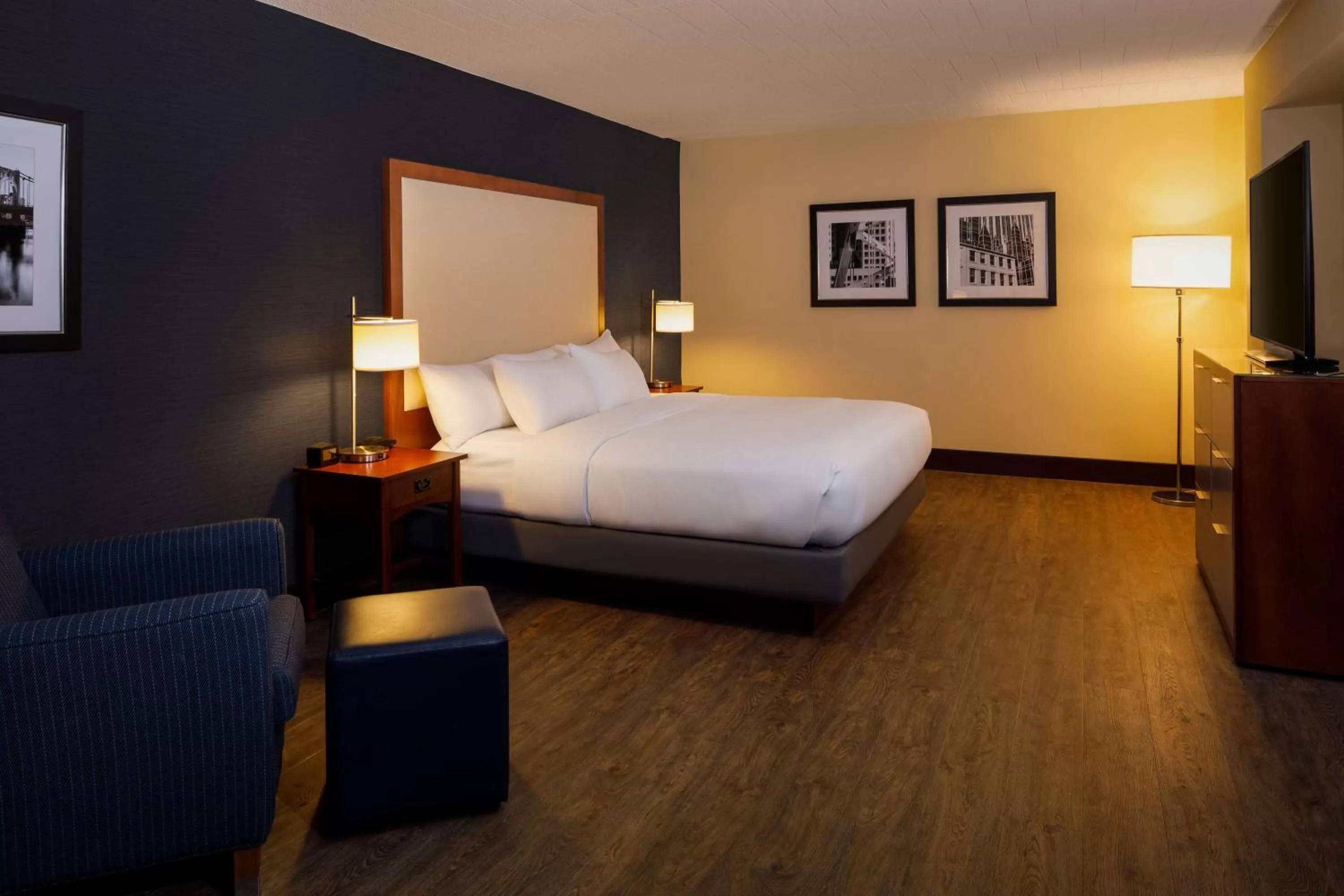 Bed in DoubleTree by Hilton Pittsburgh - Cranberry