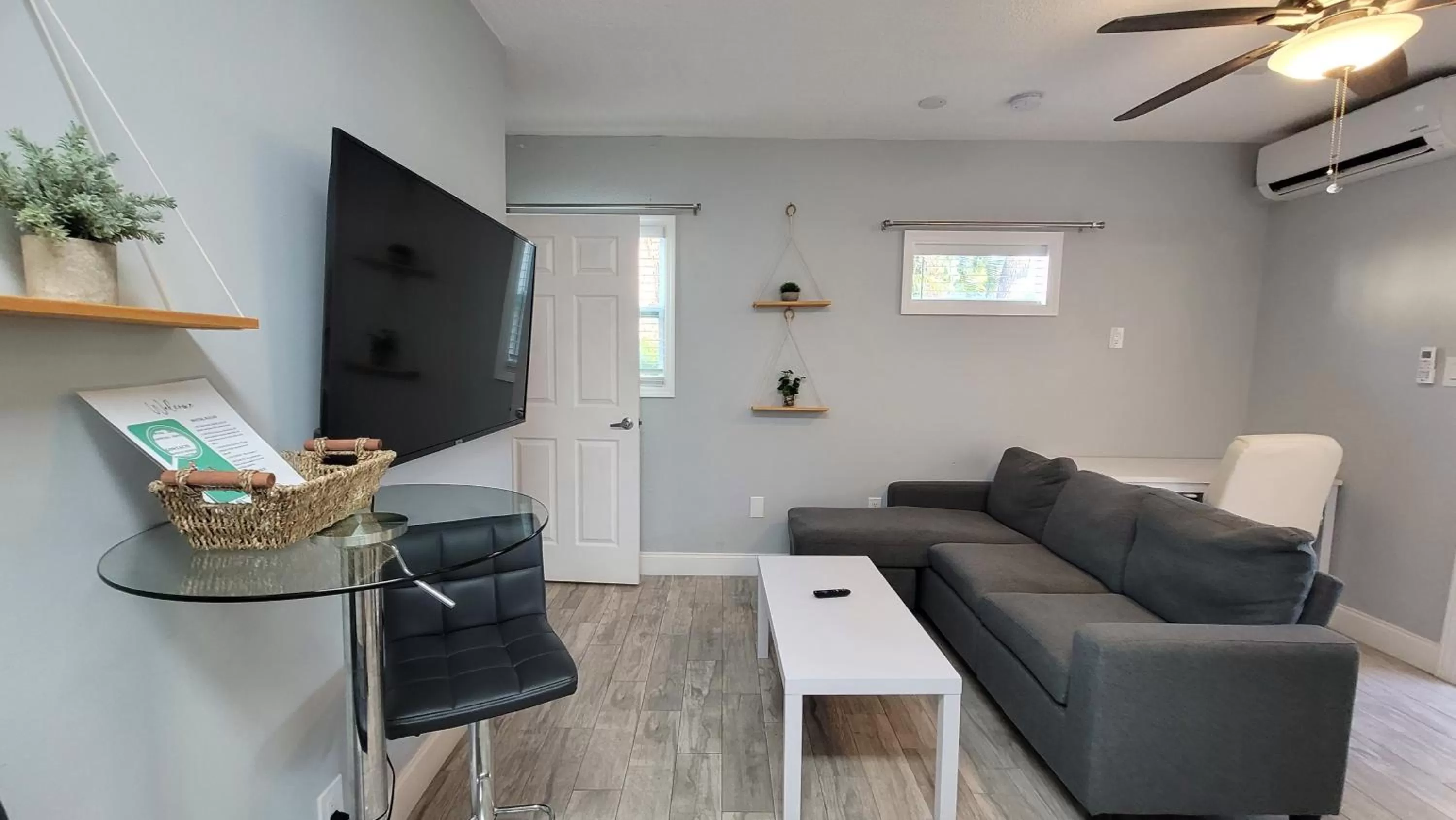 Communal lounge/ TV room in Barefoot mailman motel