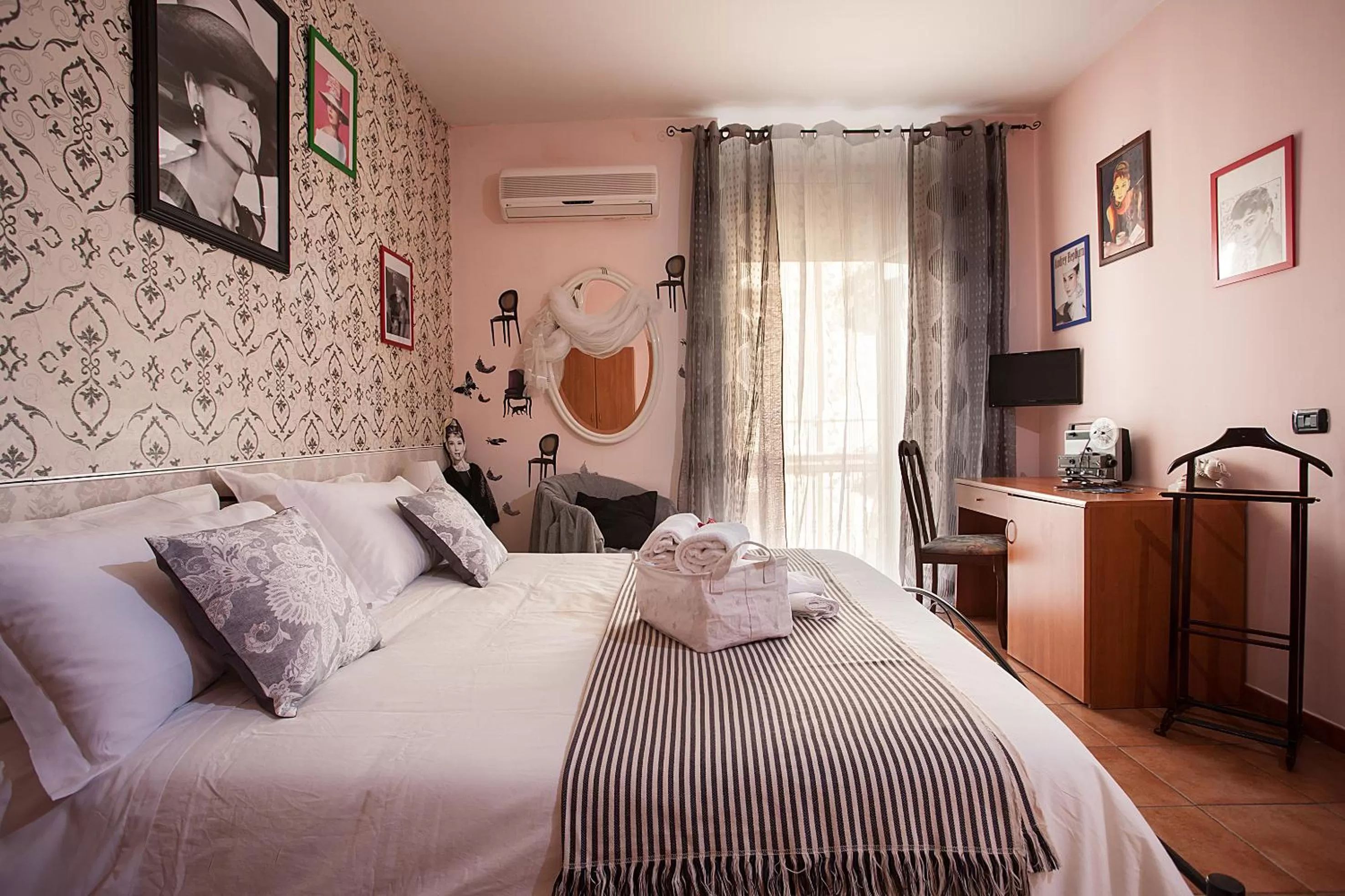 Photo of the whole room, Bed in Hotel Cineholiday