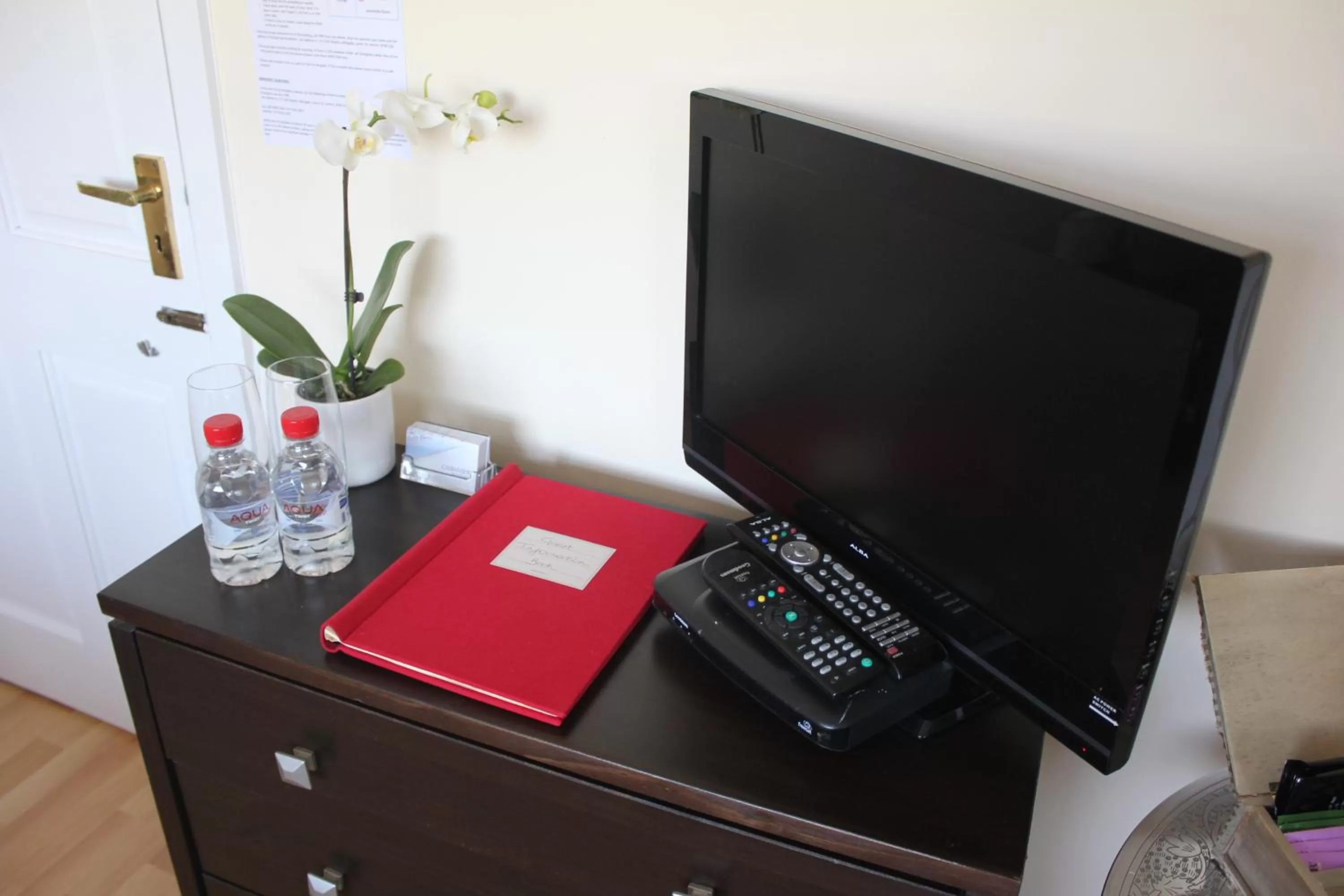 TV/Entertainment Center in Cairnview Bed and Breakfast