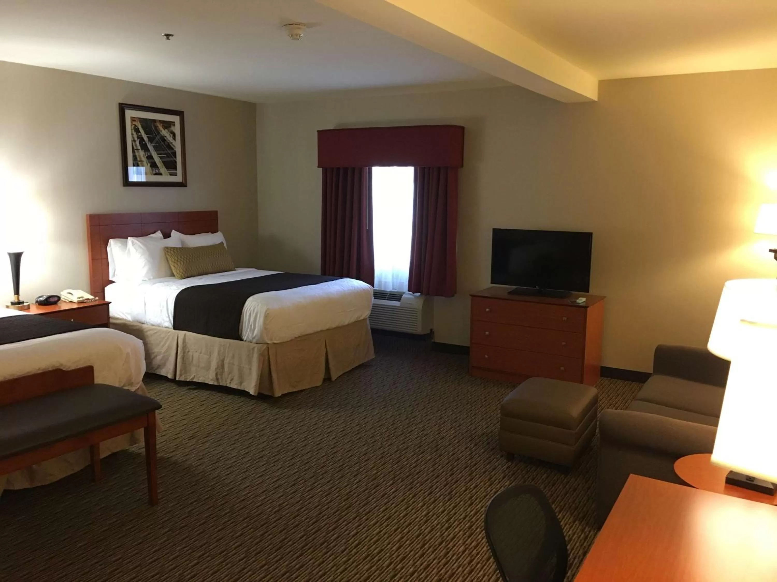 Photo of the whole room, Bed in Best Western Plus Arrowhead Hotel