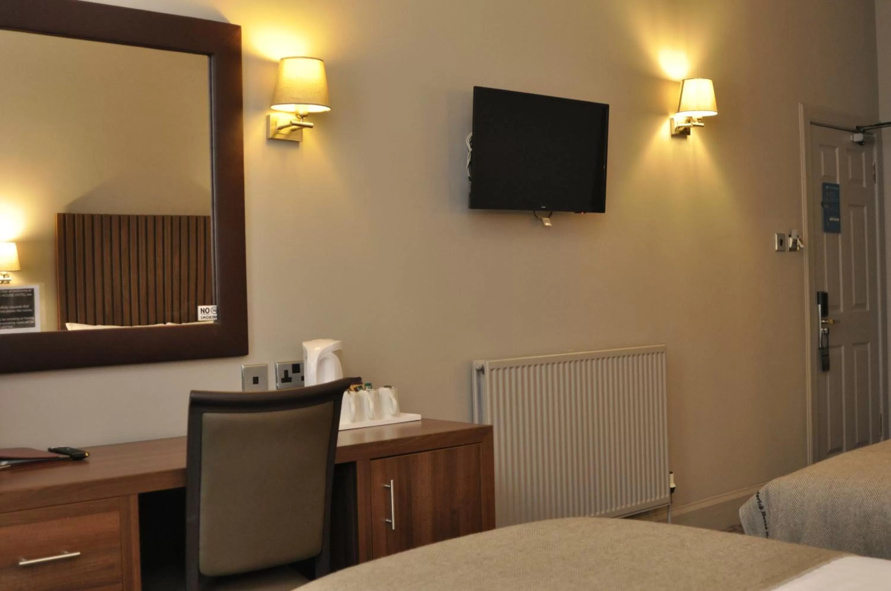 Photo of the whole room, Bed in Frederick House Hotel