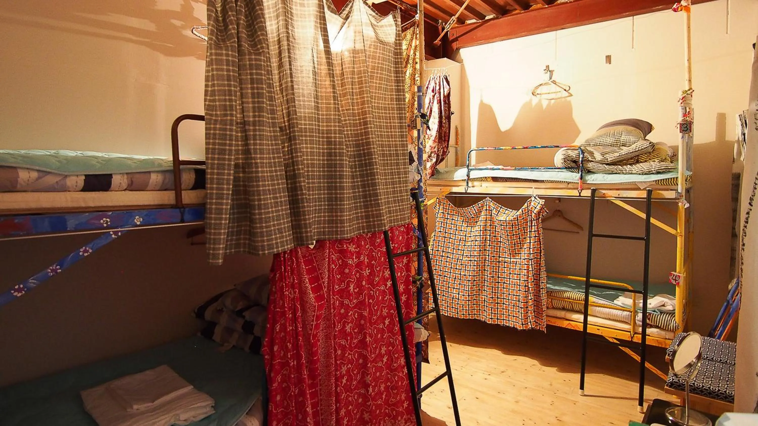 bunk bed, Bed in Kamagasaki University of the Arts Cafe Garden Guest House aka Cocoroom