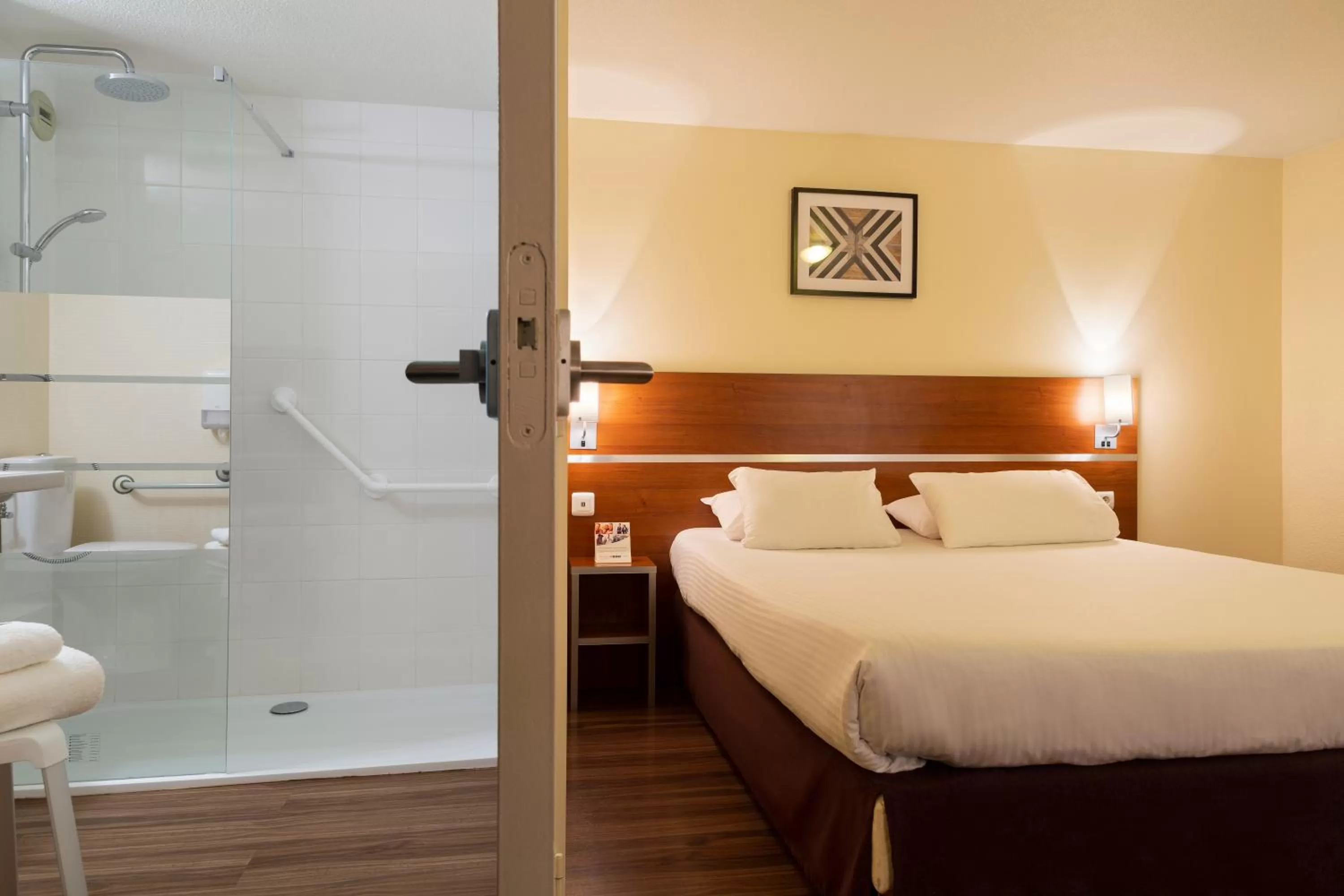 Bed in Comfort Hotel Aeroport Lyon St Exupery