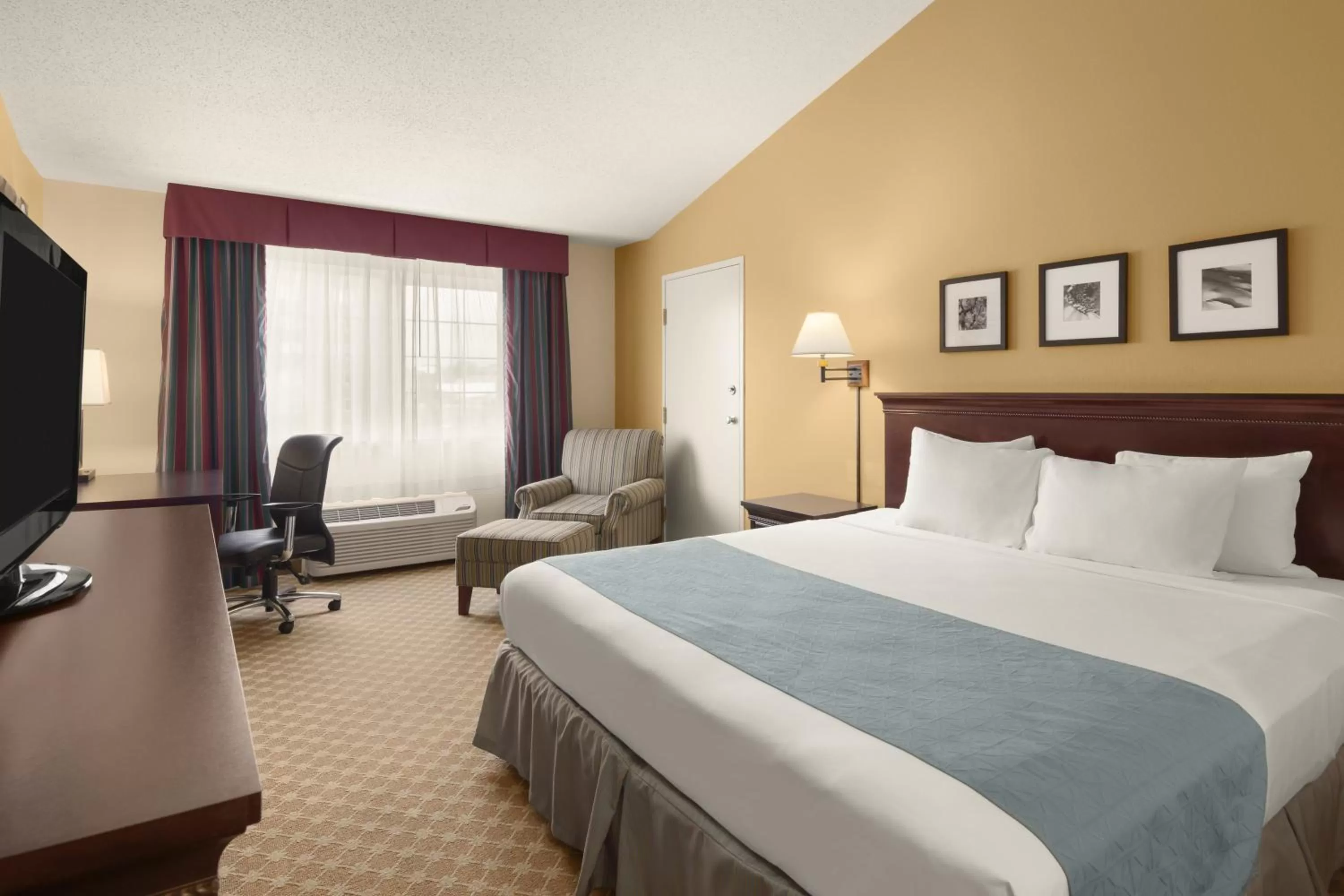 Photo of the whole room, Bed in Country Inn & Suites by Radisson, Sioux Falls, SD