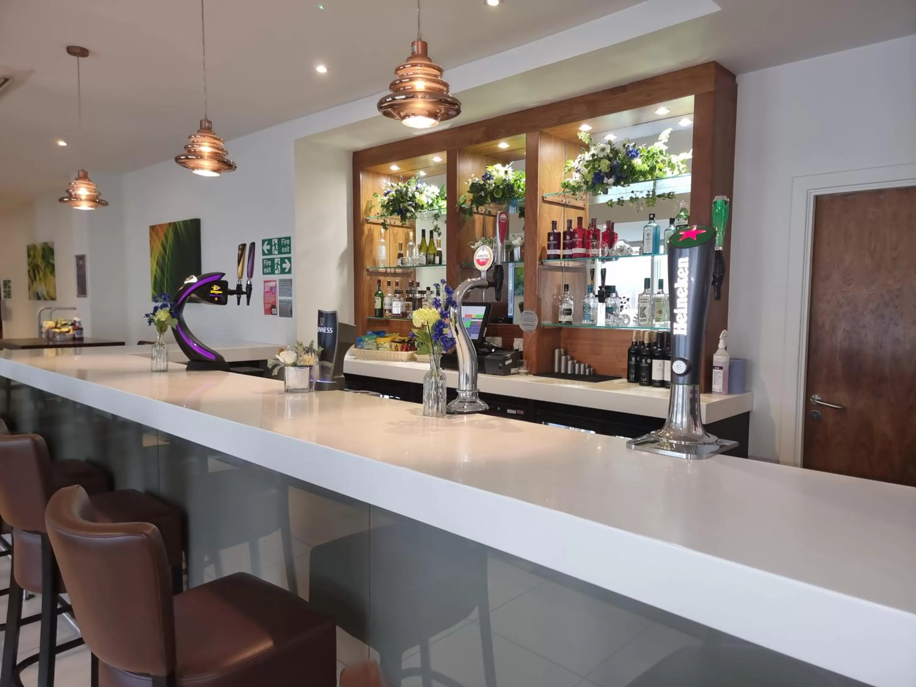 Lounge or bar in Holiday Inn Express Wakefield by IHG