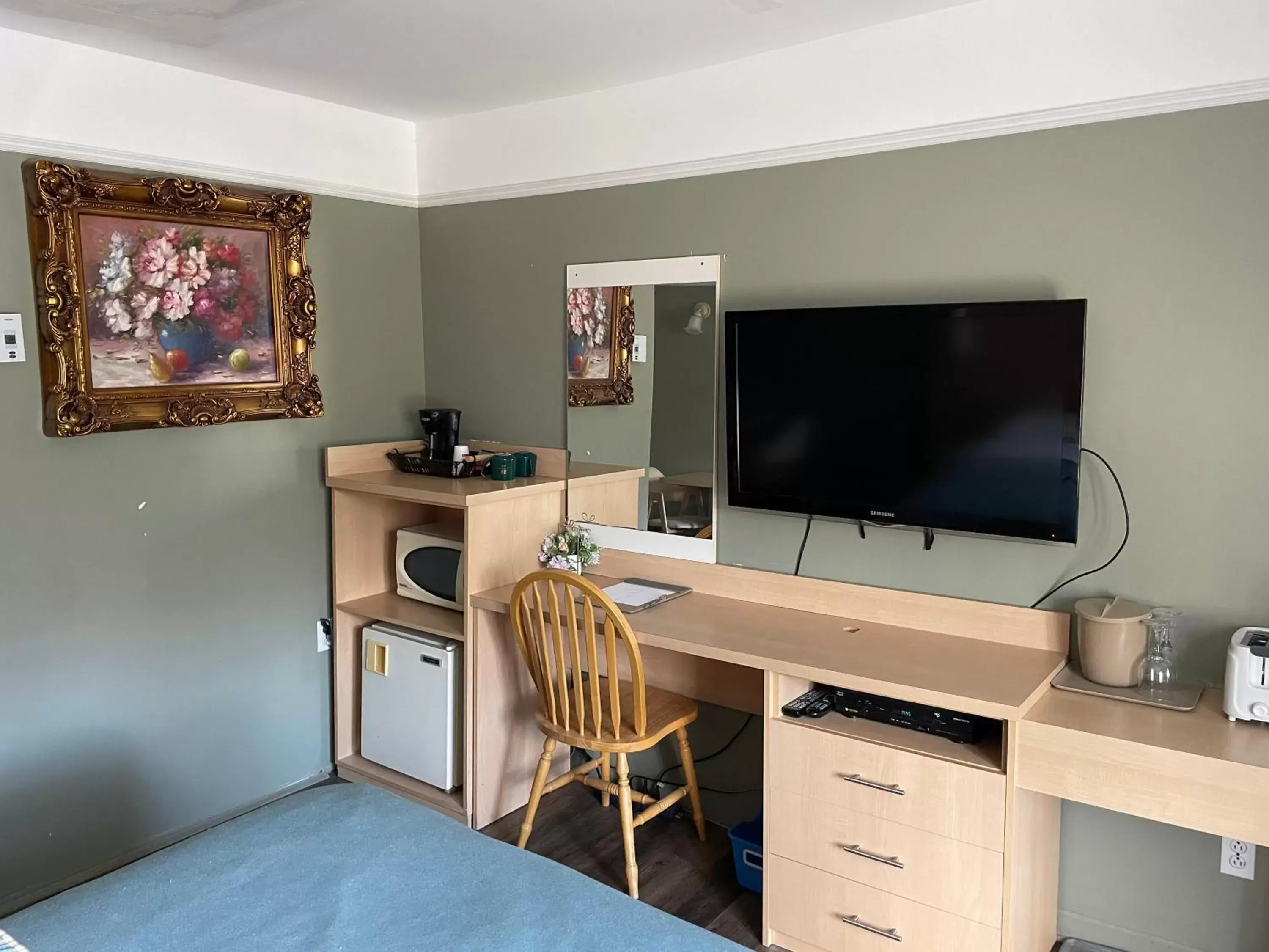 Budget Double Room with Two Double Beds in Motel au P'tit Sapin Budget Double Room with Two Double Beds in Motel au P'tit Sapin