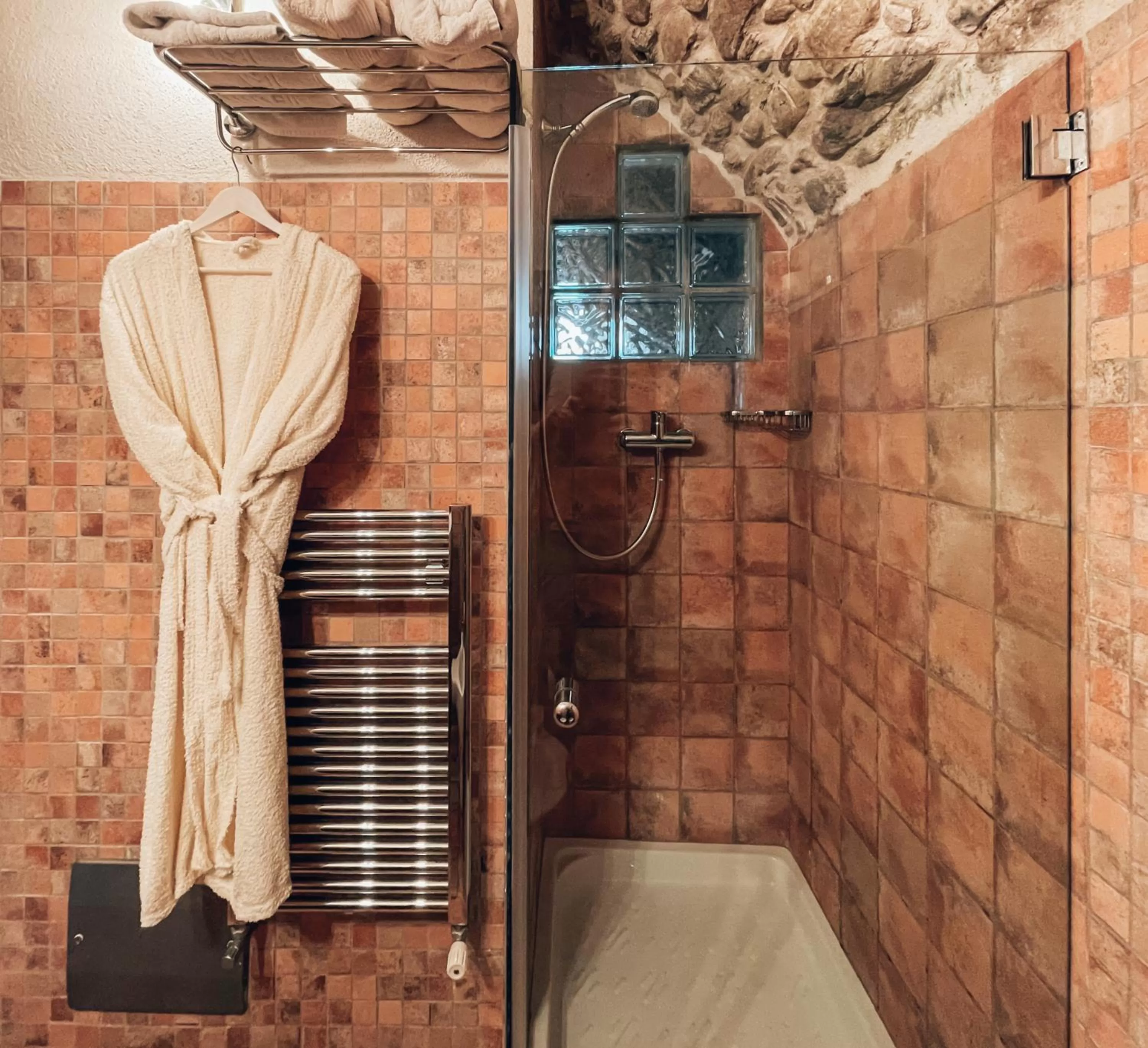 Shower in Talking Stones