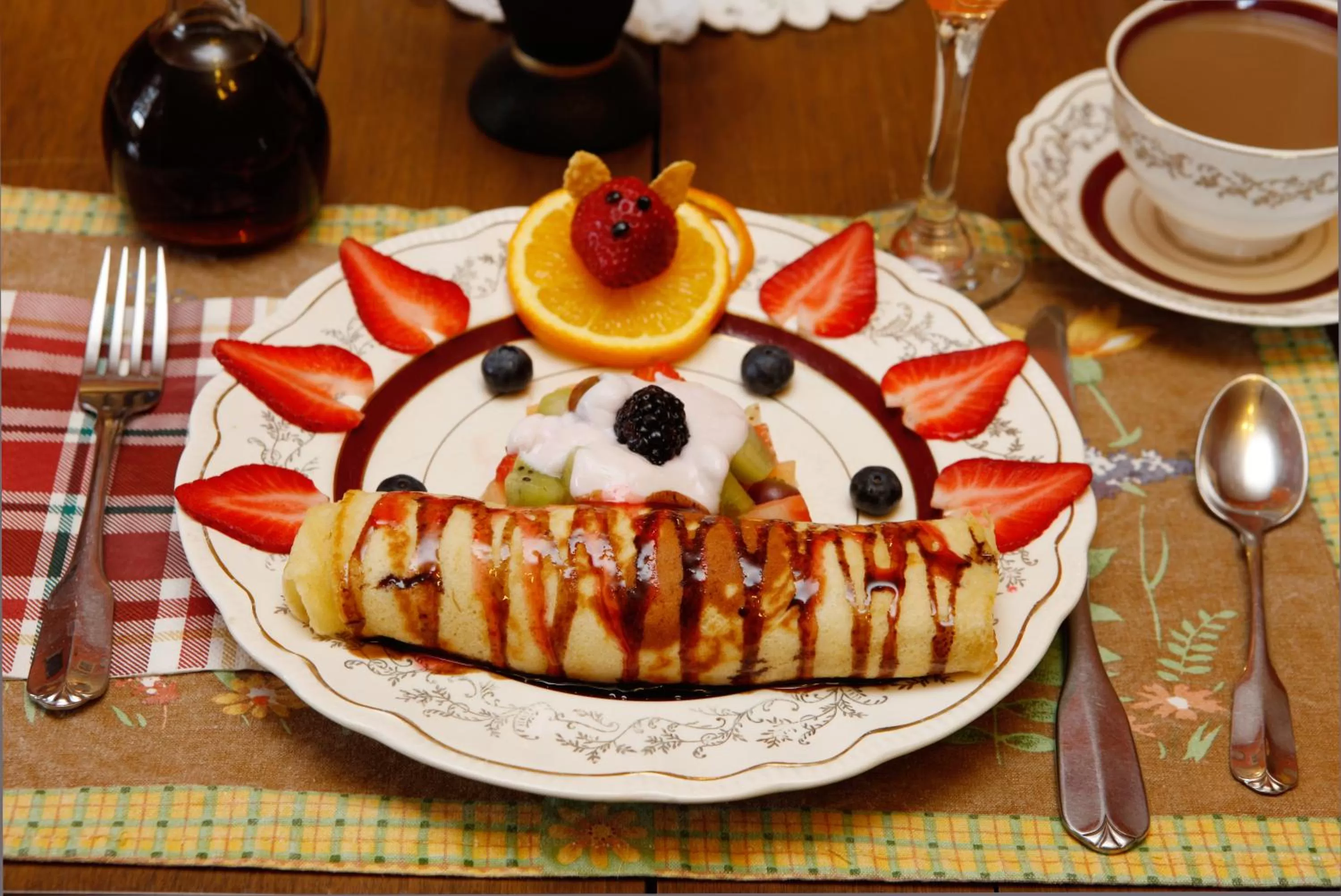 Dining area, Food in À Amour et Amitié